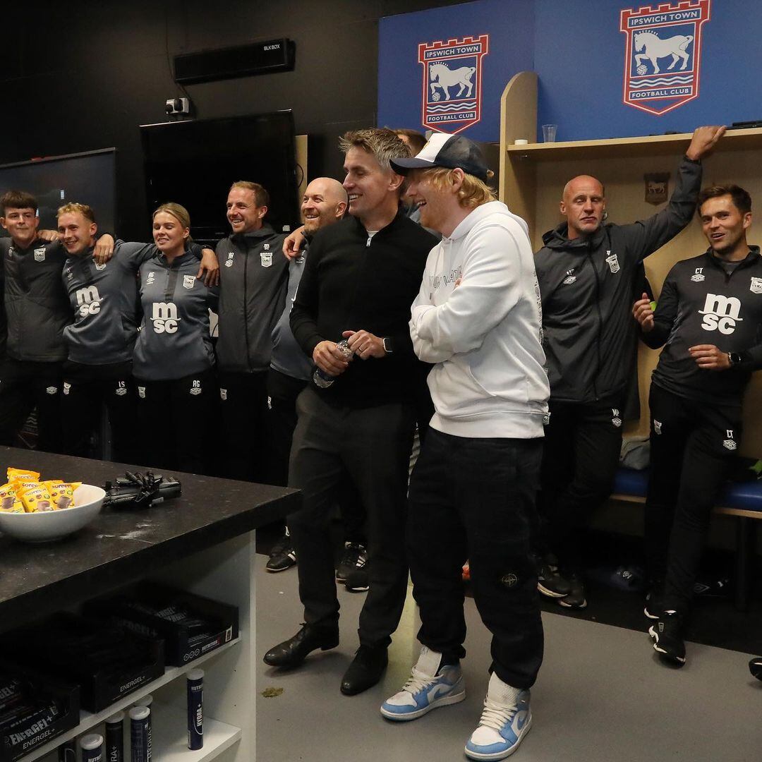 Ed Sheeran festejó junto al plantel del Ipswich Town