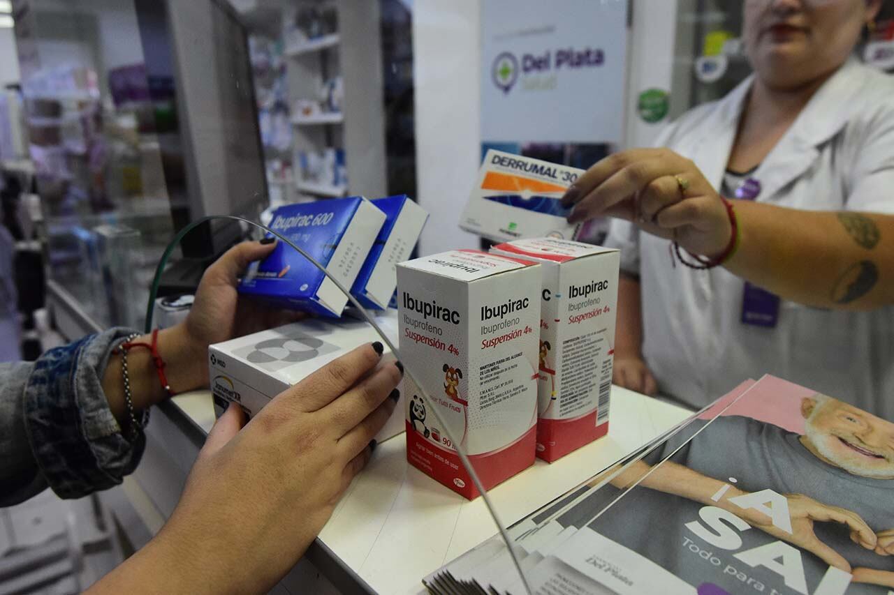 Turistas aprovechan para comprar medicamentos de venta libre. 

Foto: Mariana Villa/ Los Andes 