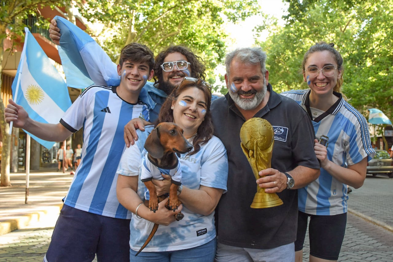 Argentina ya esta en cuarto de final y Mendoza lo festejo así. 
Foto: Mariana Villa / Los Andes