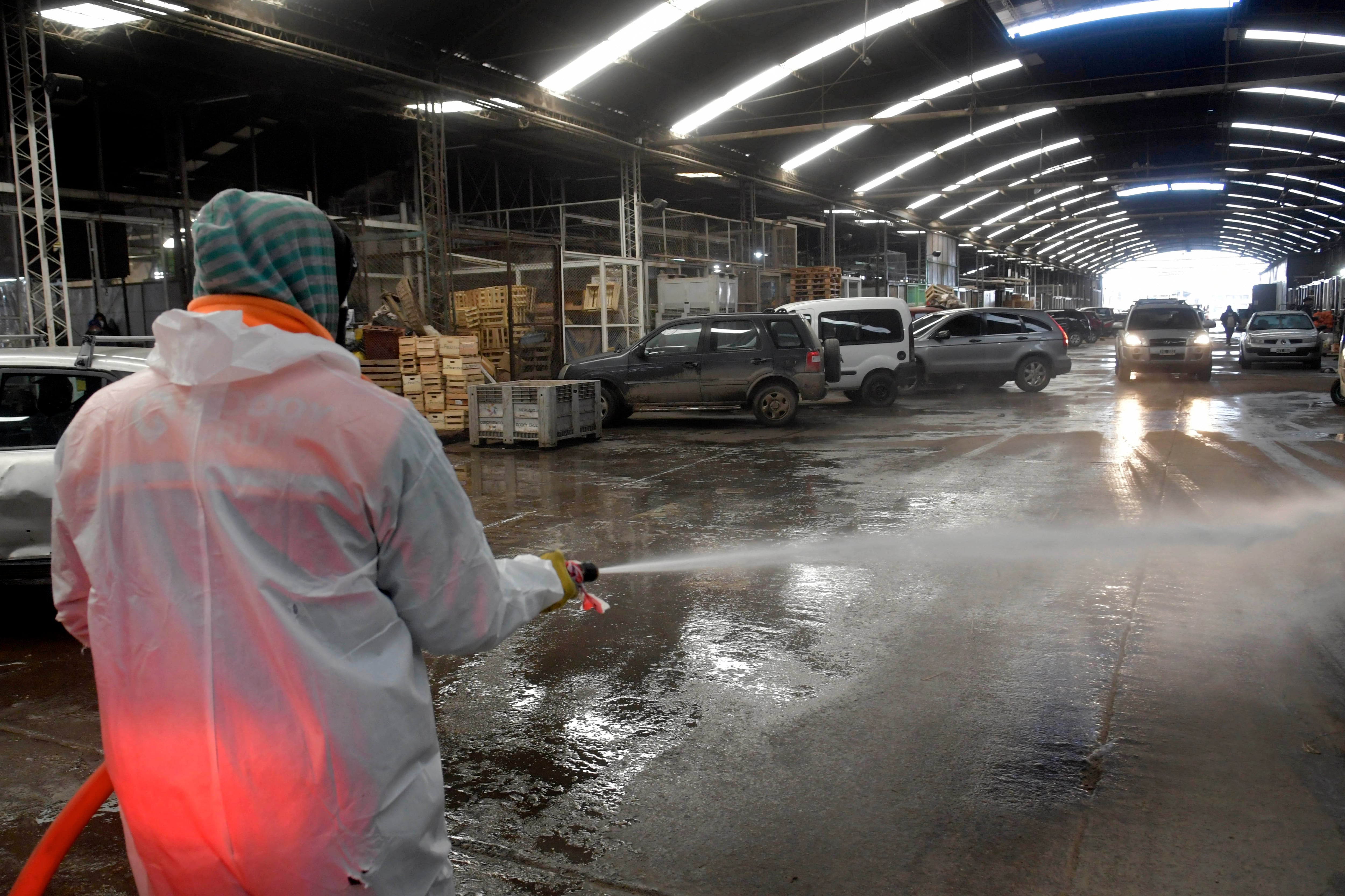 Desinfecciones tras los últimos casos positivos en Casa de Gobierno y Feria de Godoy Cruz.