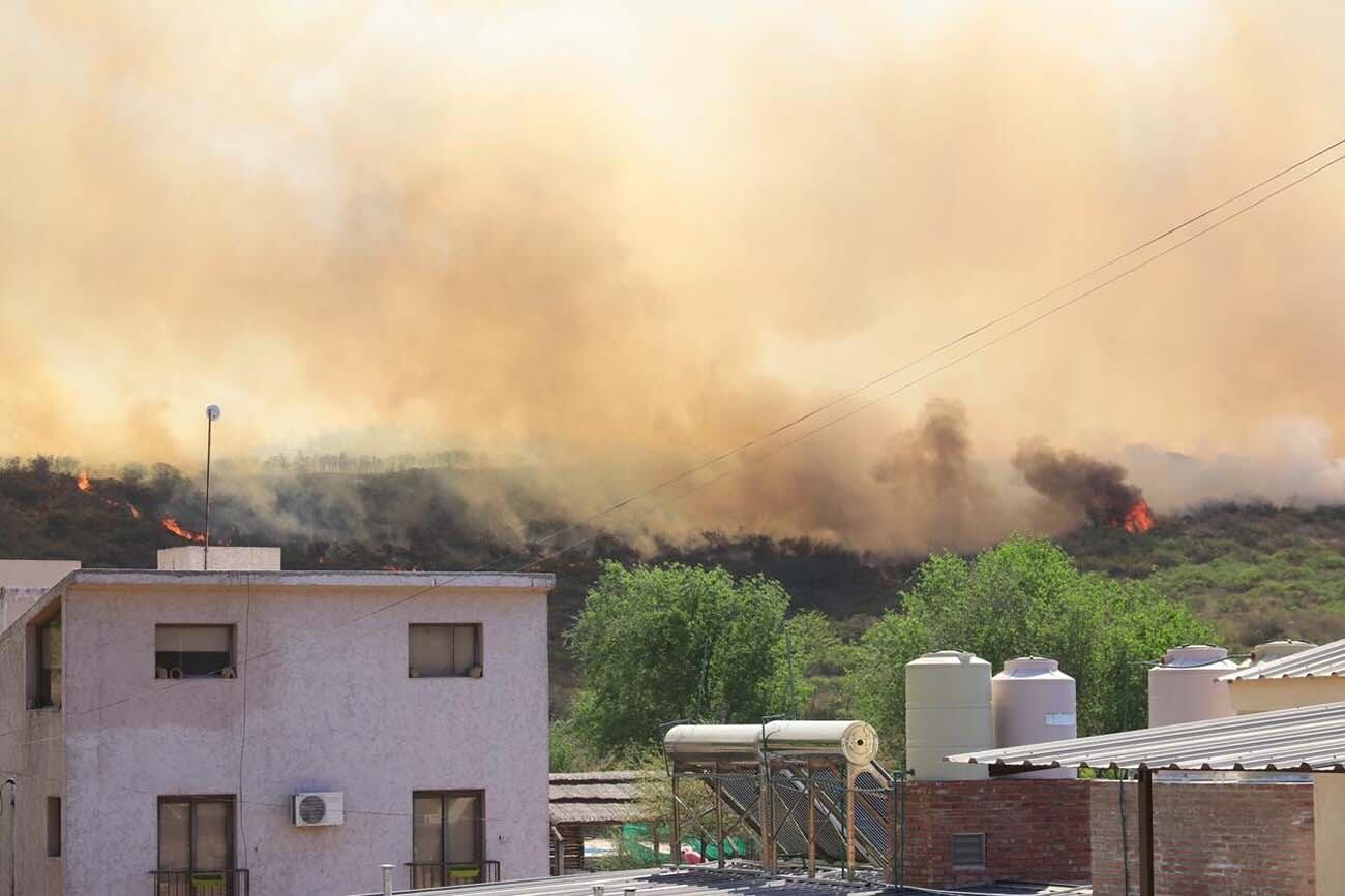 Bomberos trabajando en el incendio forestal de Cabalango. foto Yanina Aguirre