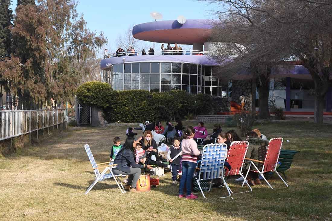 En una tarde de temperaturas agradables, disfrutan en el parque del hipódromo esperando la largada del  gran premio  Clásico Santo Patrono Santiago,