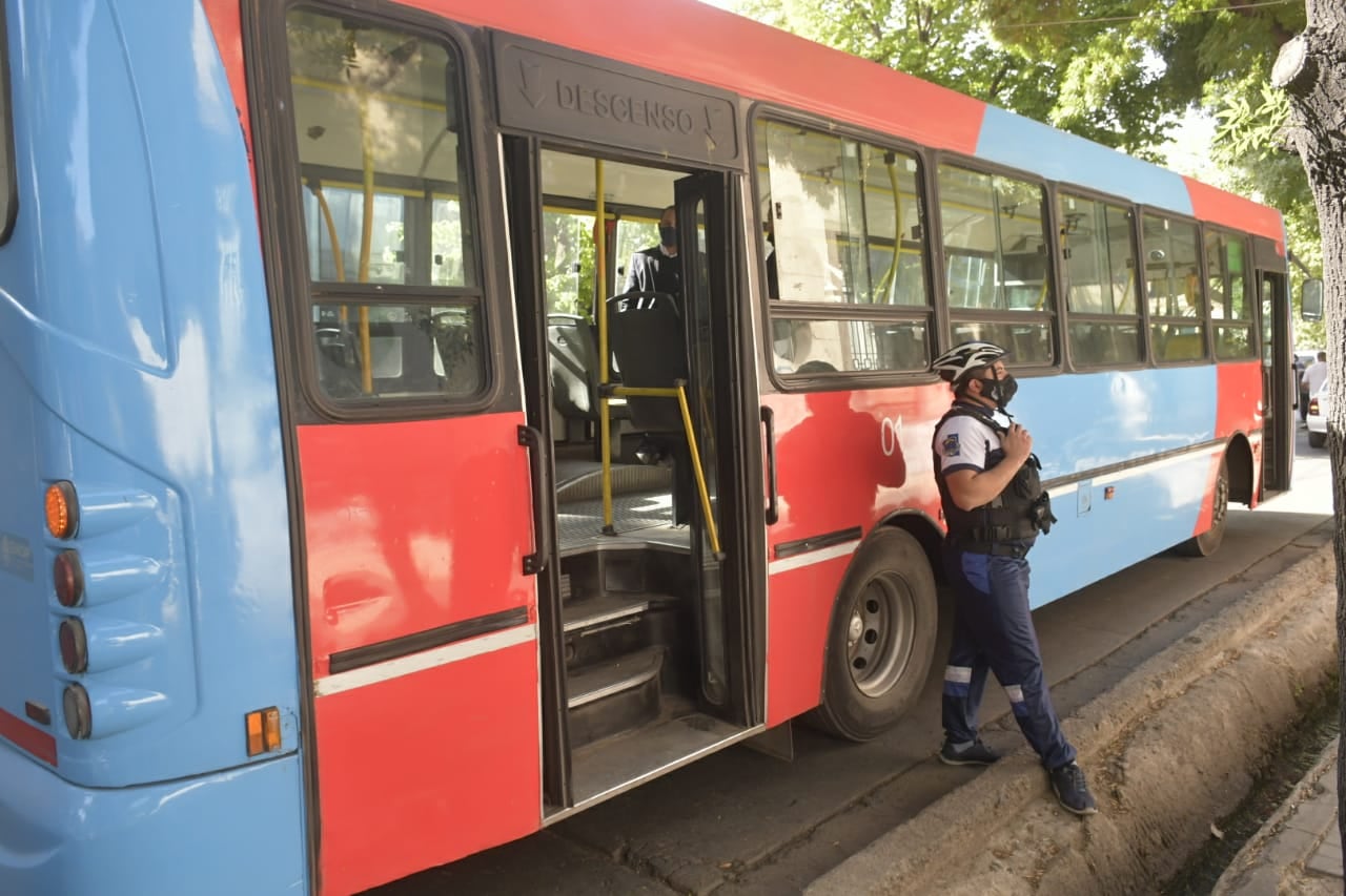 El colectivo fue custodiado por la policía. / Orlando Pelichotti.