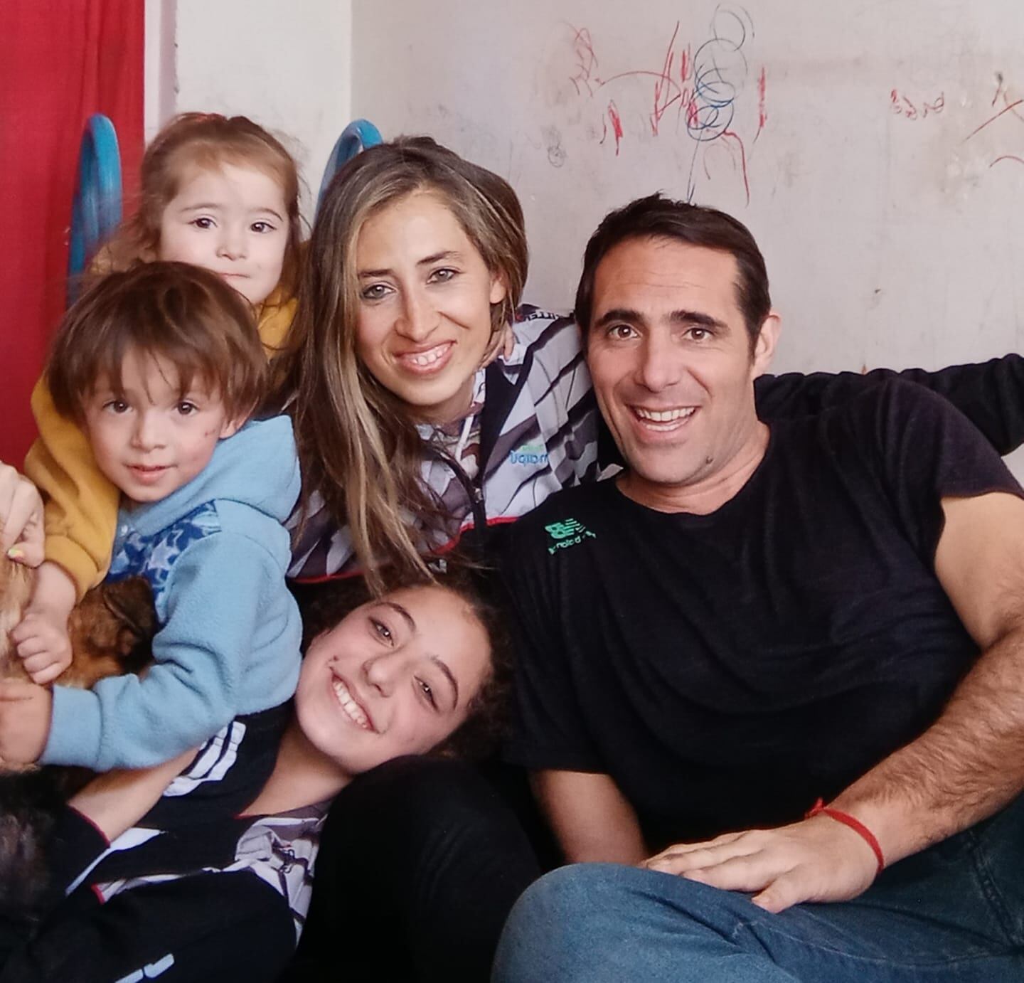 Chicho junto a Virginia, su mujer, y sus hijos Giovanni, Emma y Agostina