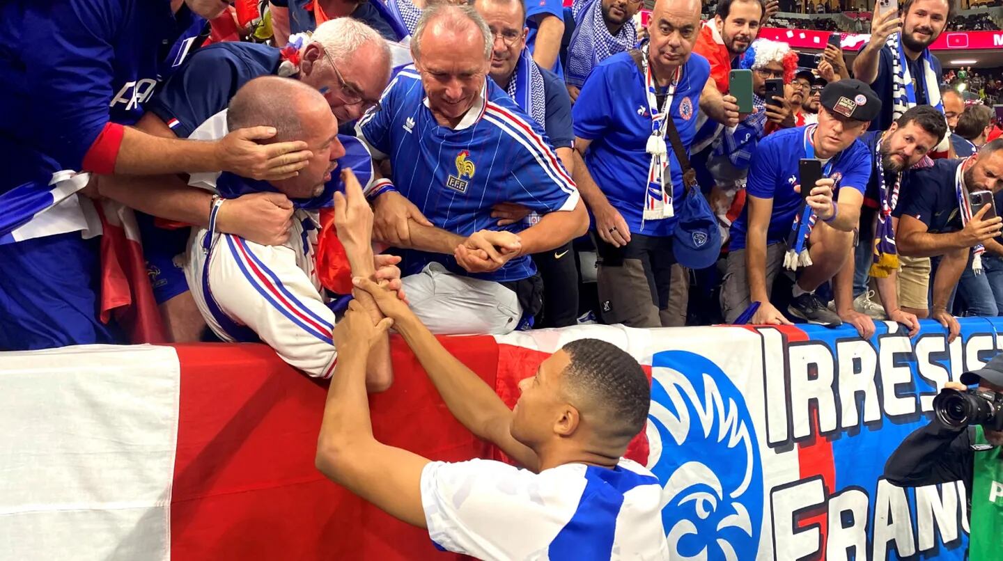 Kylian Mbappé golpeó por accidente a un hincha francés con un pelotazo. Foto: EFE