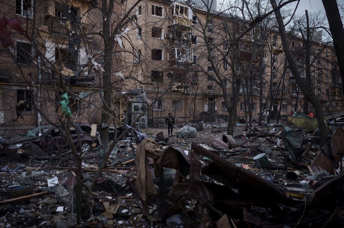 Daños en propiedades bombardeadas en Kiev, Ucrania. (AP)