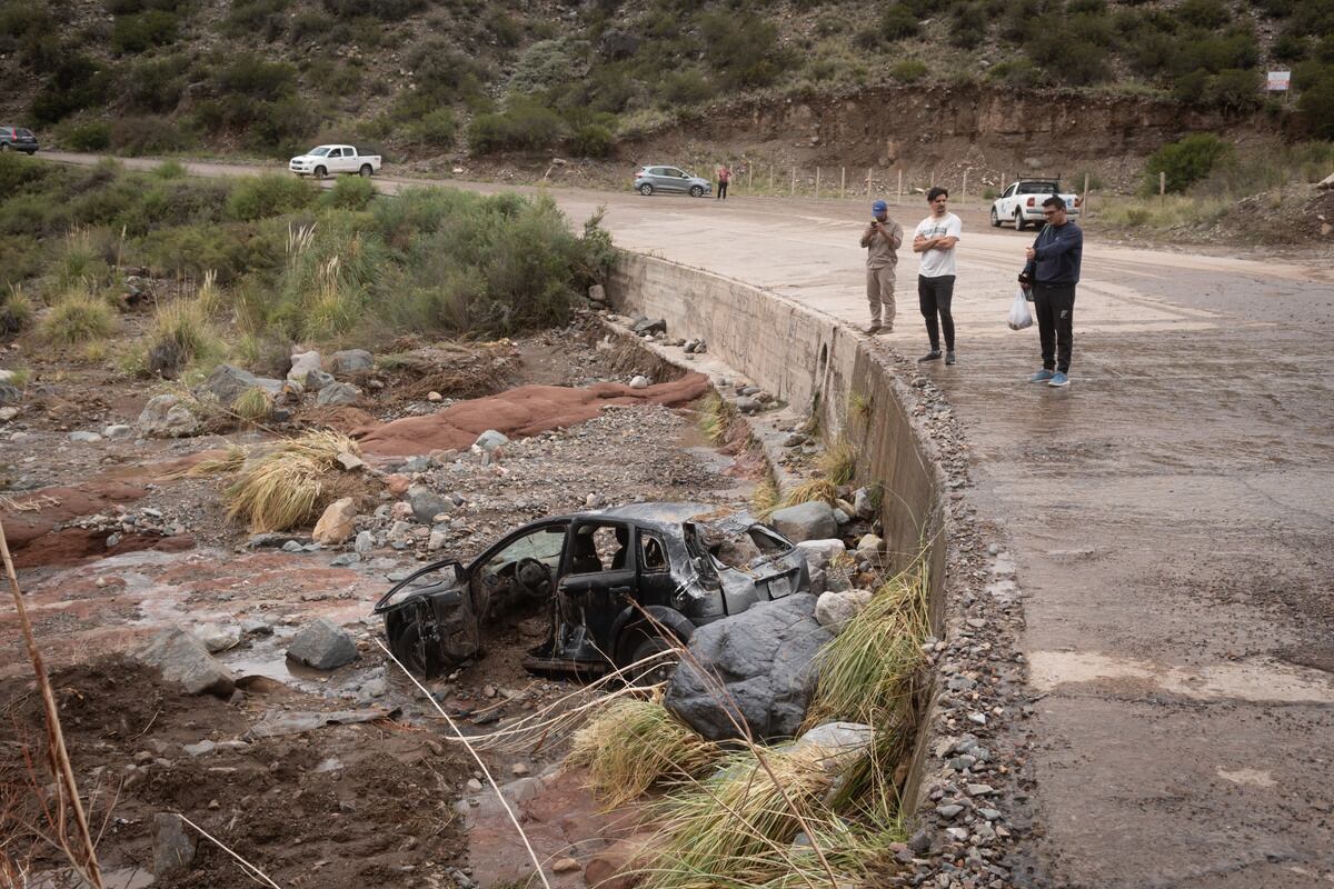 Tragedia en Potrerillos
Tres personas fallecieron y otras dos permanecen internadas en grave estado luego de que una crecida en el Río Blanco (Potrerillos) arrastrara el auto en que viajaban cuando intentaban cruzar un puente en medio de una tormenta. Un grupo de vecinos de la parte alta de Potrerillos salió a cortar la ruta en reclamo de que se construya un puente en altura y se hagan otras obras.

Foto: Ignacio Blanco / Los Andes 