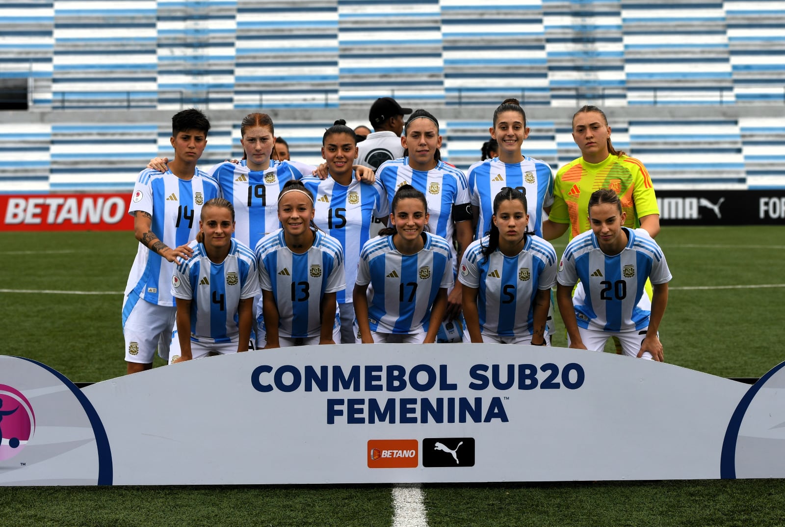 La mendocina Margarita Giménez (con la 22) fue titular en el duelo contra Paraguay.