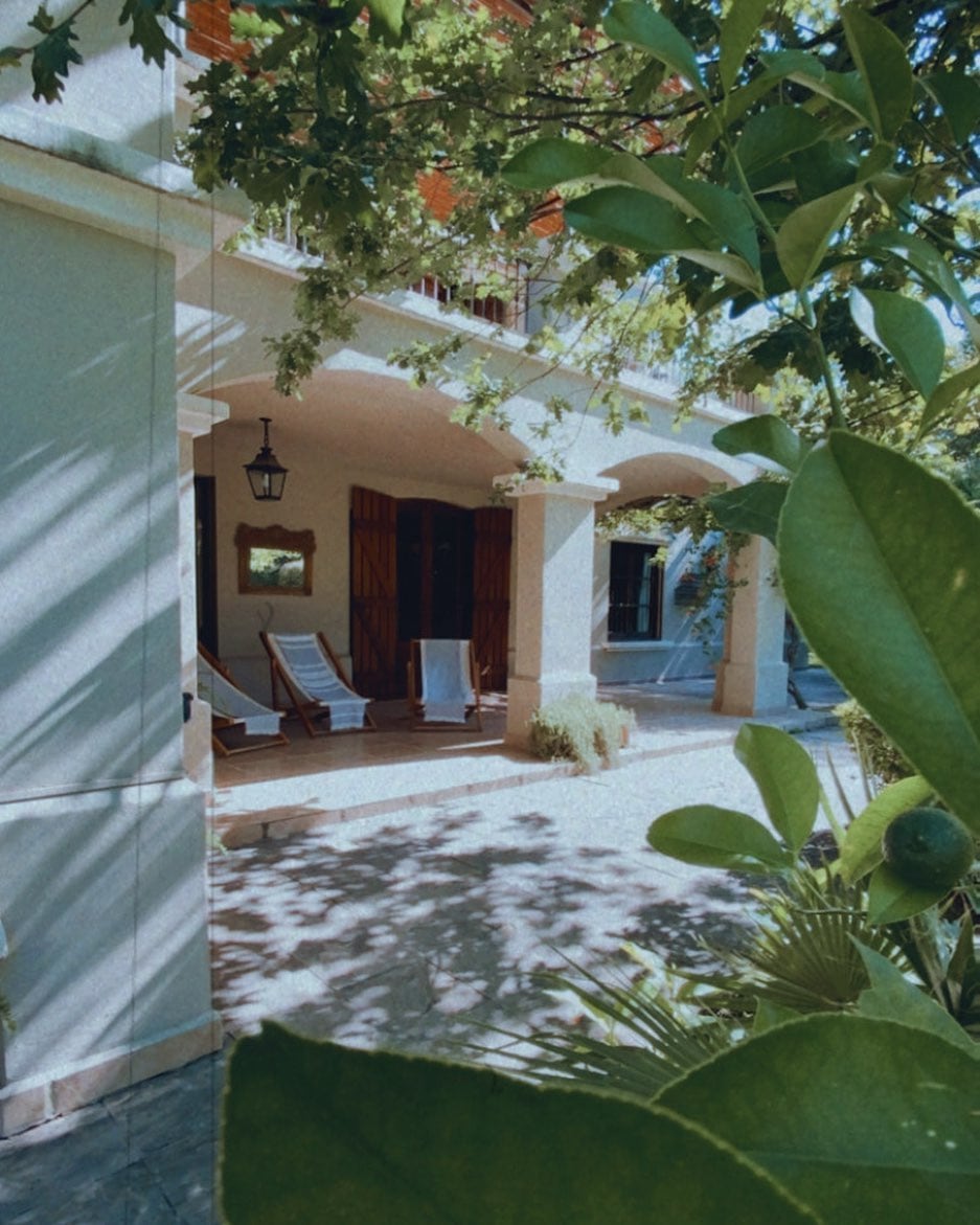 Casa los Robles, el hotel en el que se hospedan Sabrina Rojas y el Tucu López.