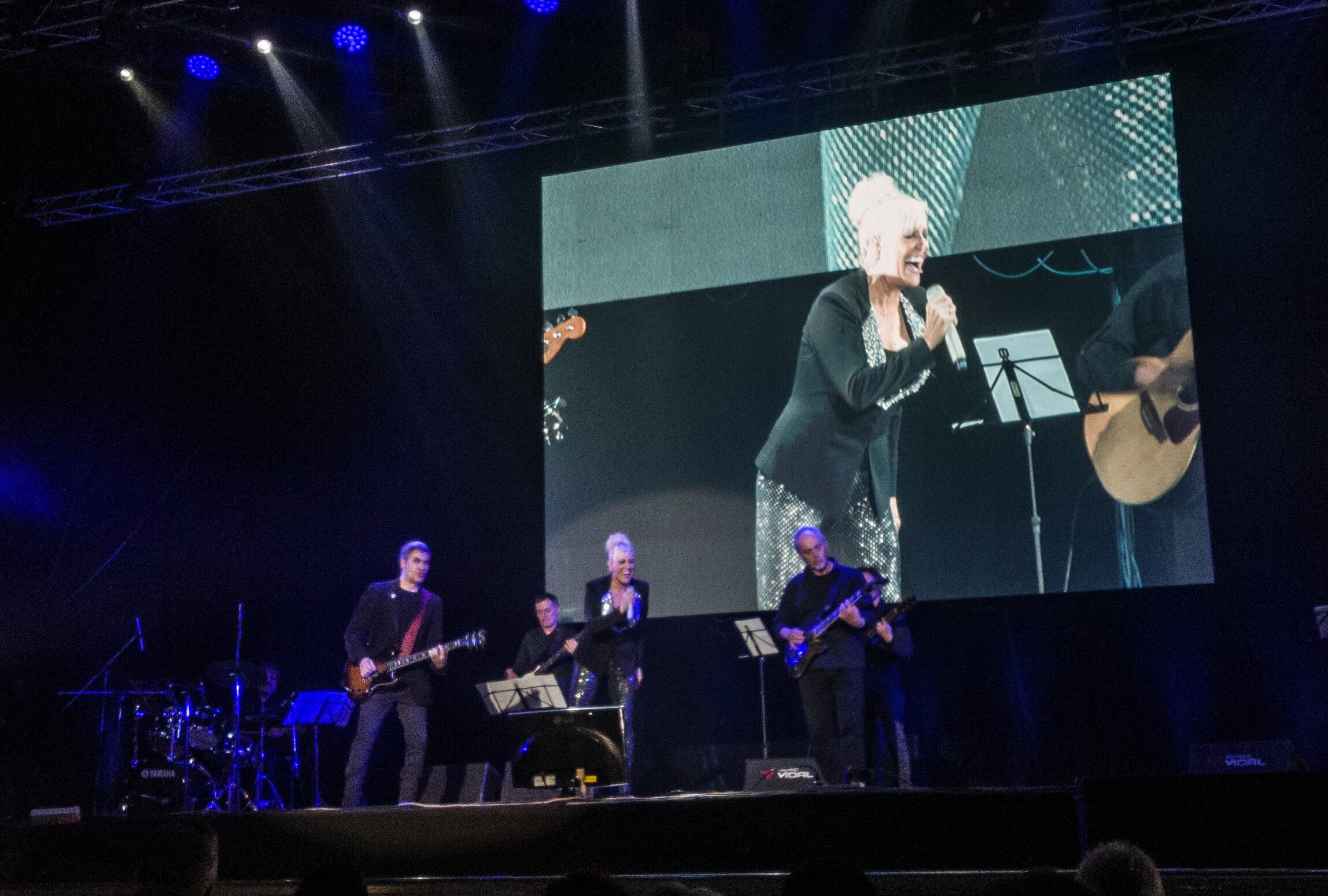 Valeria Lynch junto a Mariano Martinez en el escenario del Stadium Arena Maipú. / Foto: Los Andes