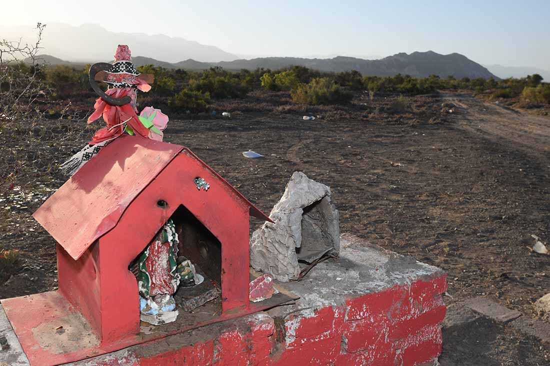 Quién fue el Gauchito Gil, por qué se lo identifica con el color rojo y qué le piden los devotos. Foto: José Gutiérrez / Los Andes.
