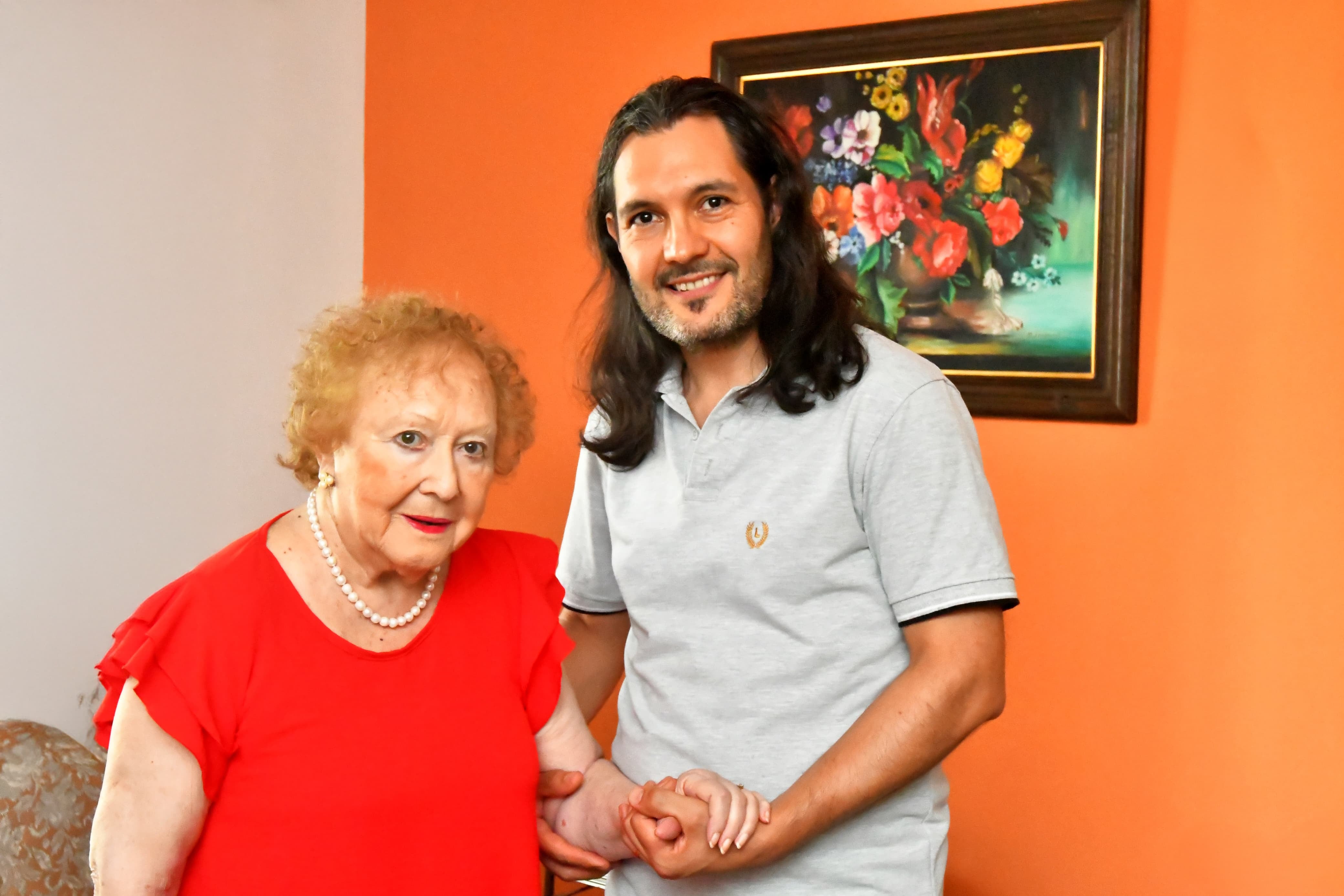 Adrián Narváez (42), escritor mendocino, ganador del Premio Vendimia 2024 en Literatura Juvenil, junto a su esposa desde hace dos décadas: Delia Lúquez (88), artista plástica. Foto: Los Andes / Daniel Caballero