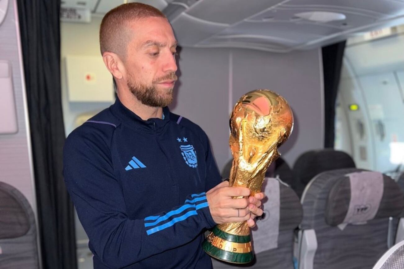 Papu Gómez con la Copa del Mundo