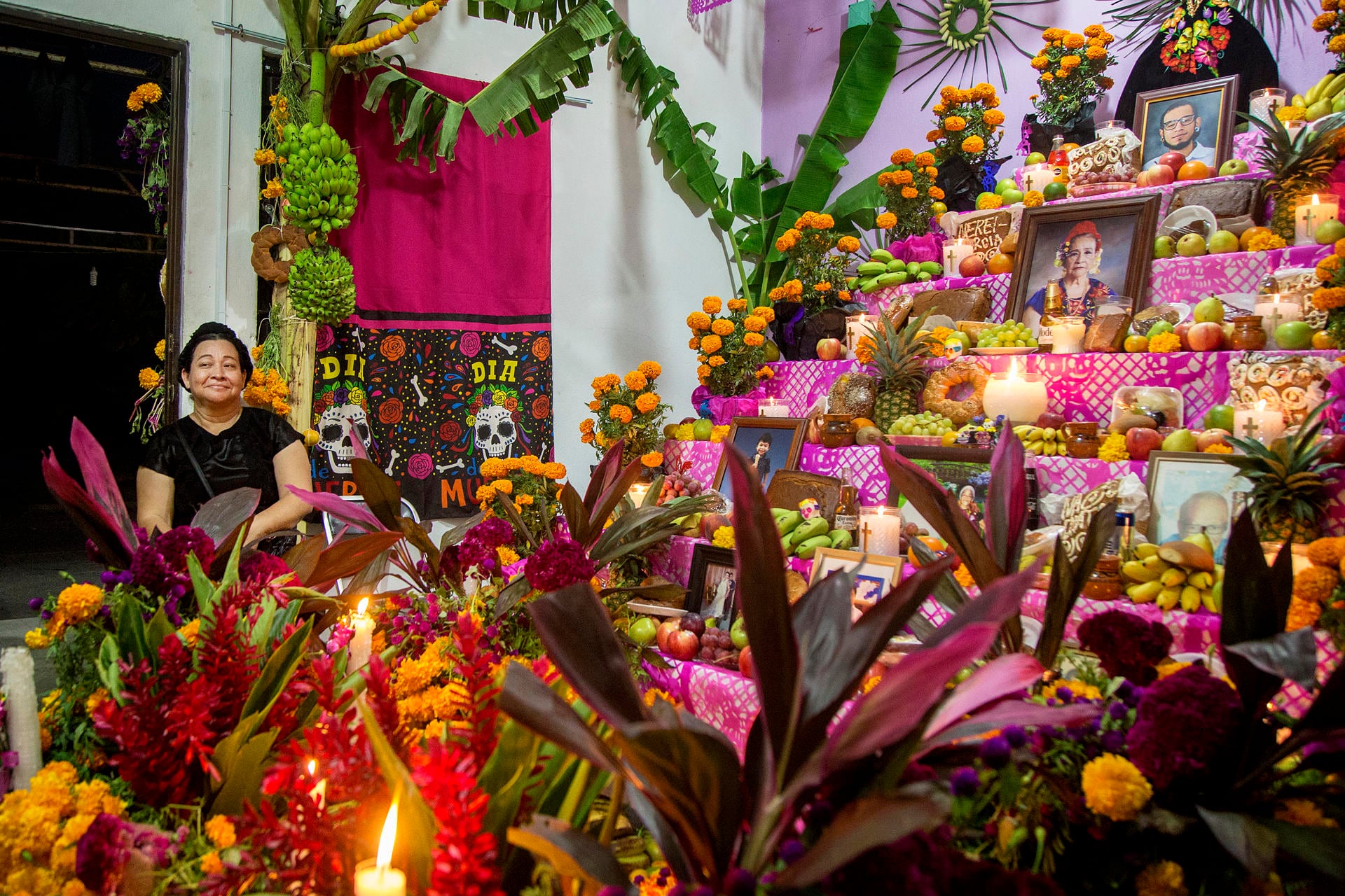 MEX4094. JUCHITÁN (MÉXICO), 31/10/2024.- Fotografía de una ofrenda de Día de Muertos este jueves, en el municipio de Juchitán (México). Con la celebración del 'Xandú' equivalente a todos los santos, pobladores montan ofrendas y altares con comida, panes y algunas bebidas de la predilección del difunto para recibirlos y convivir con ellos. EFE/ Luis Villalobos
