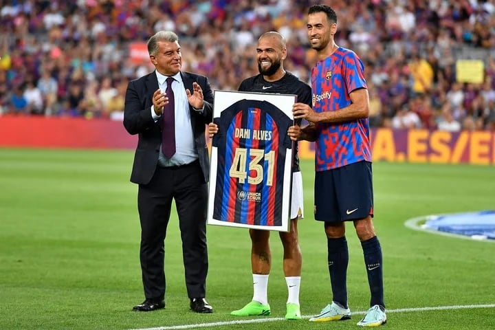 Dani Alves fue distinguido por las autoridades del Barcelona