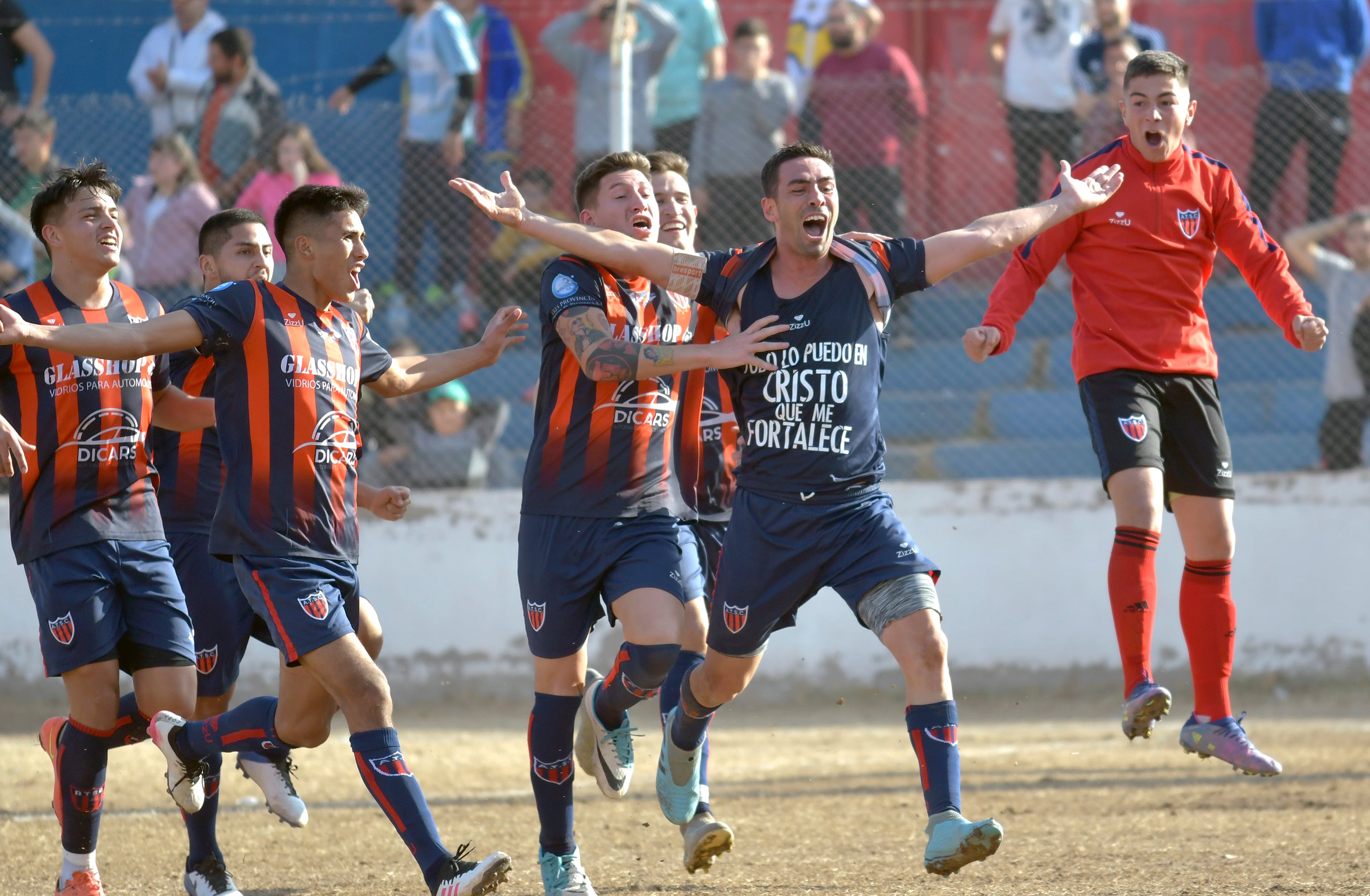 Matías Horcas ya convirtió el gol de Talleres y lo festeja con todo. El histórico defensor volvió para dar una mano en este partido y fue la figura. Foto: Orlando Pelichotti / Los Andes
