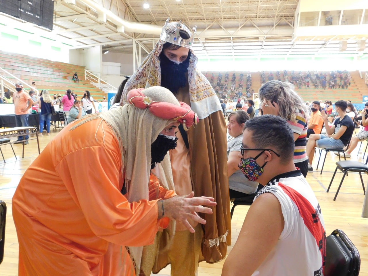 Se disfrazaron de Reyes Magos para contener a los niños en los centro de vacunación de Palmira y San Martín