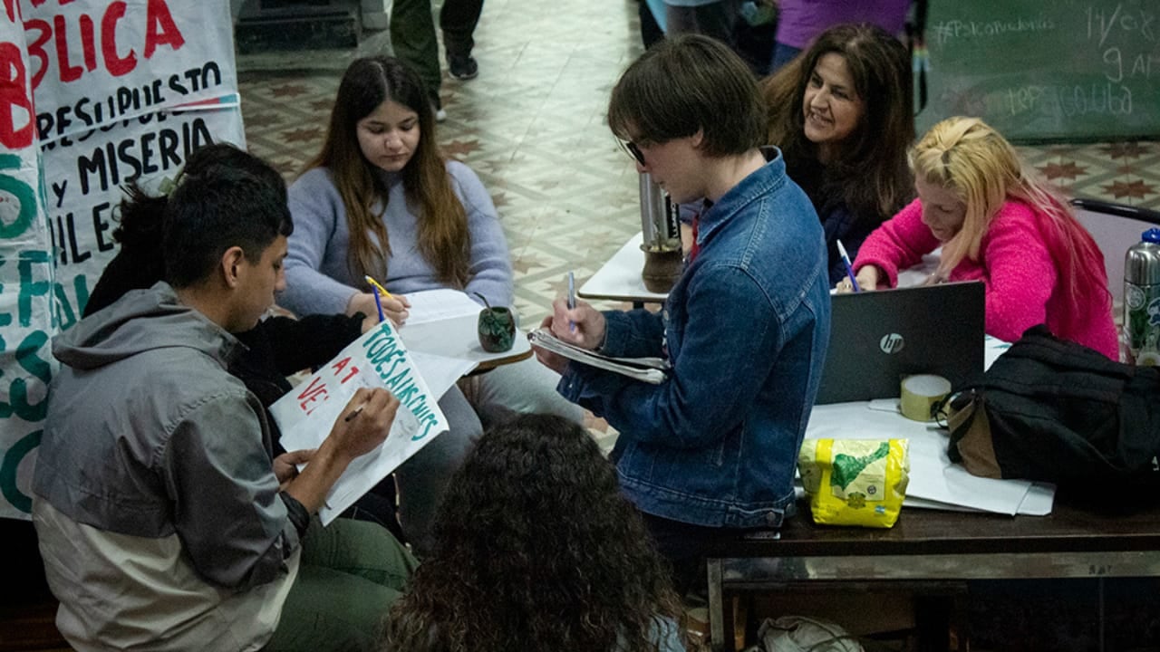 Estudiantes arman y pintan carteles en plena toma de facultades