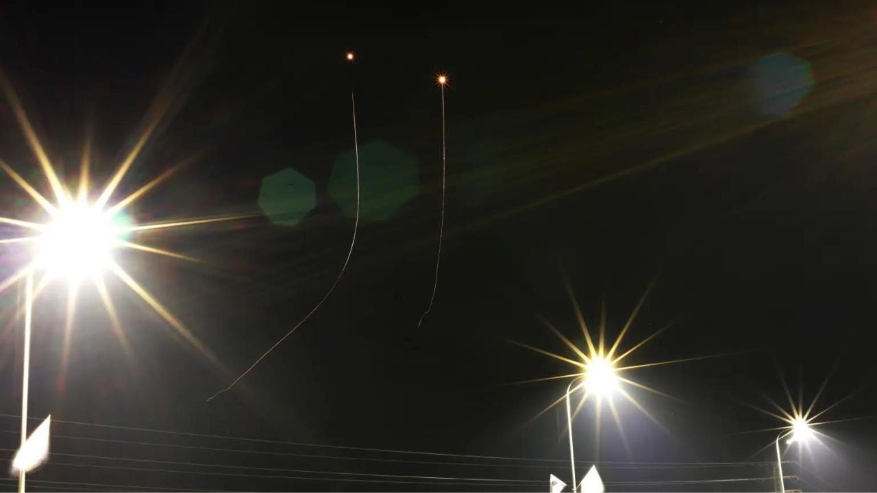 La Cúpula de Hierro (sistema de defensa aérea) israelí intercepta misiles lanzados desde el sur del Líbano, cerca de Kiryat Shemona, en el norte de Israel, el 14 de abril de 2024. Foto: EFE.