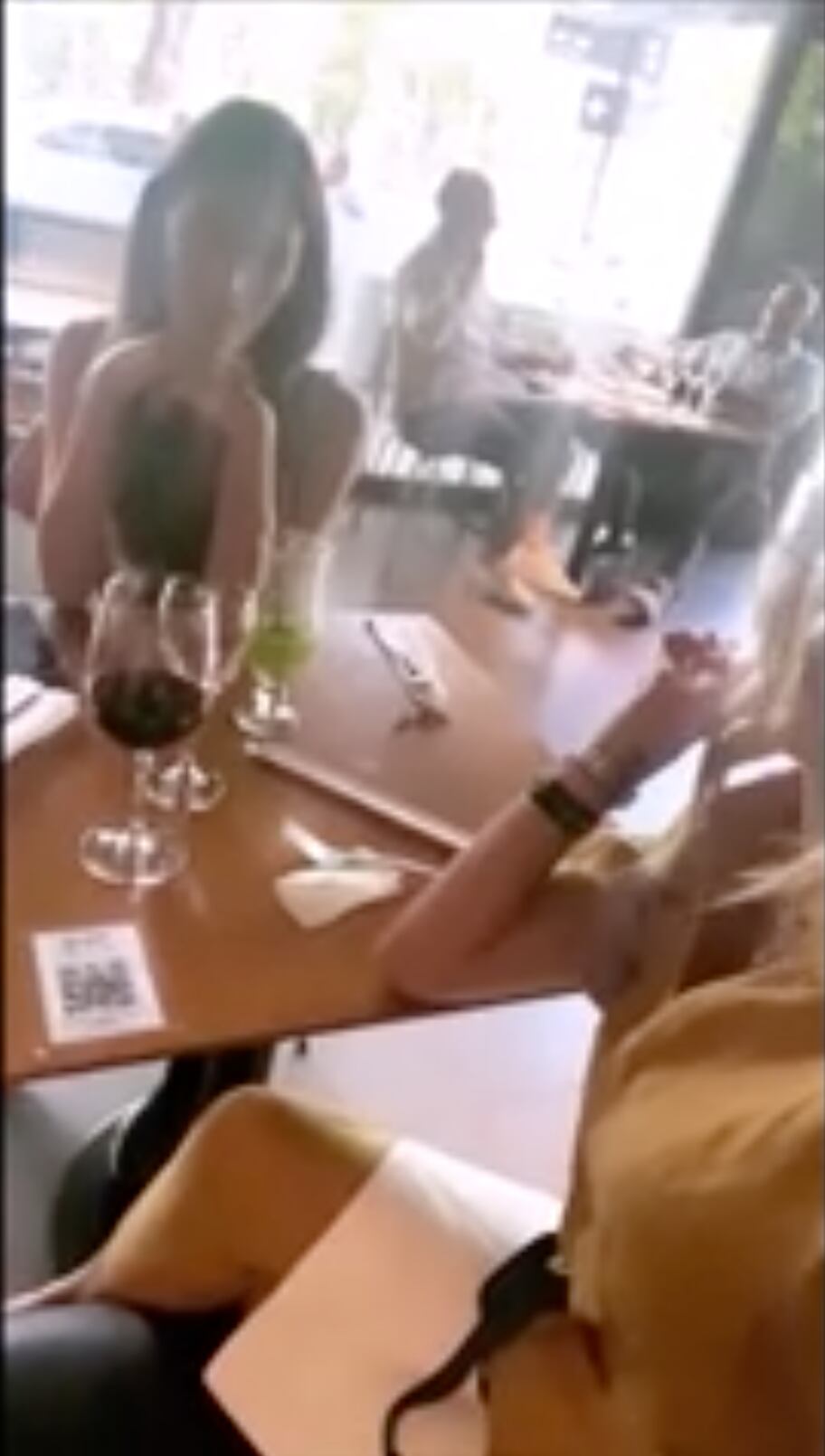 En el video, madre, hija y familiares disfrutan de una comida.