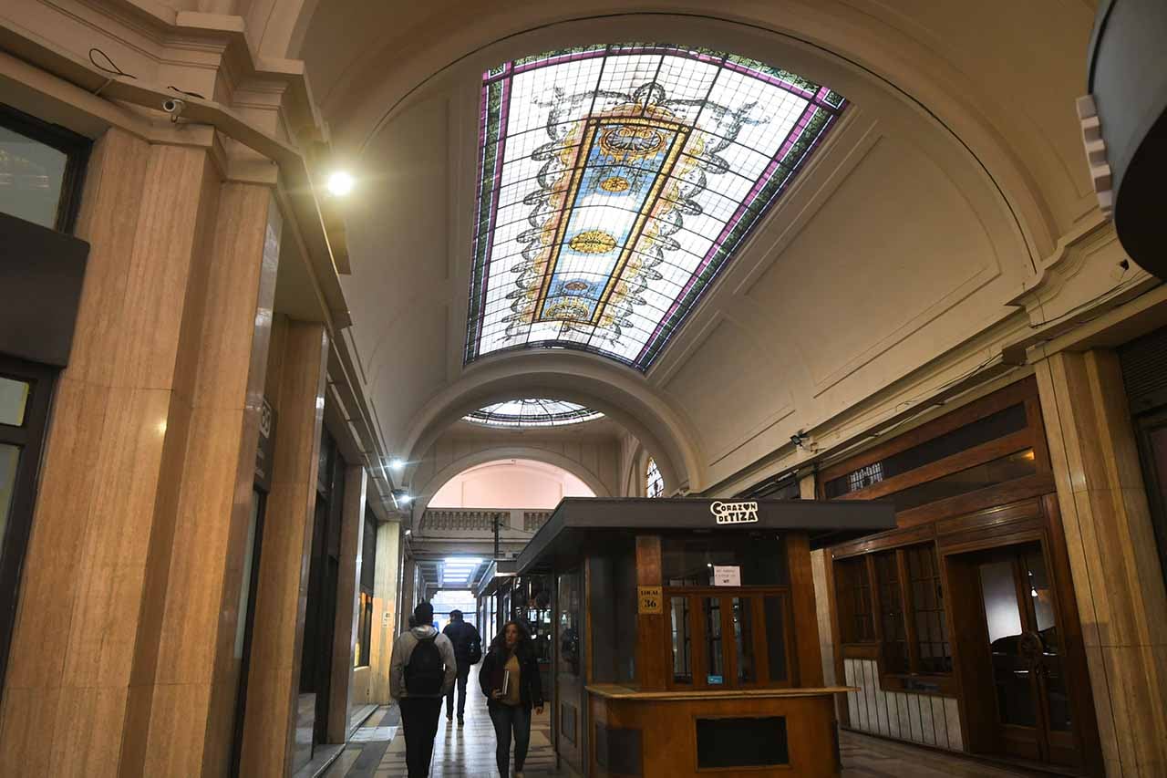 Comenzarán a restaurar vitrales, proyectan un restaurante en la terraza y un café temático dentro de la galería del Pasaje San Martín, ubicado en San Martín y Peatonal Sarmiento de Ciudad y tambien restaurarán los tres ascensores ingleses
Foto:José Gutierrez / Los Andes