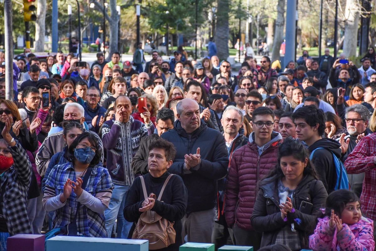 Último adios a Marciano cantero, una multitud lo despidió a son de sus canciones en el edificio de Cultura de Mendoza, luego de velar sus restos.

Foto: Mariana Villa / Los Andes