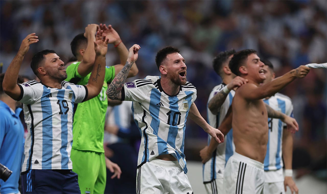 Lusail (Qatar), 18/12/2022.- Lionel Messi (C) of Argentina celebrates with teammates after winning the FIFA World Cup 2022 Final between Argentina and France at Lusail stadium, Lusail, Qatar, 18 December 2022. (Mundial de Fútbol, Francia, Estados Unidos, Catar) EFE/EPA/Tolga Bozoglu
