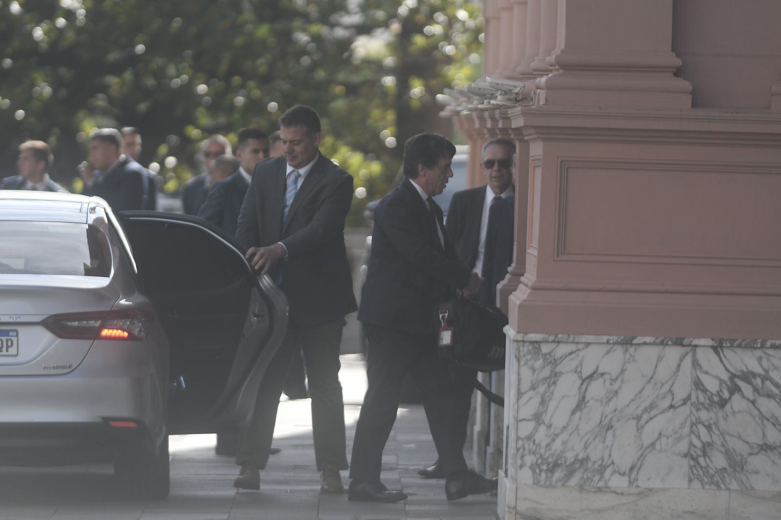 Mucho movimiento en Casa Rosada: las imágenes de una mañana agitada. Foto: Federico López Claro / Clarín.