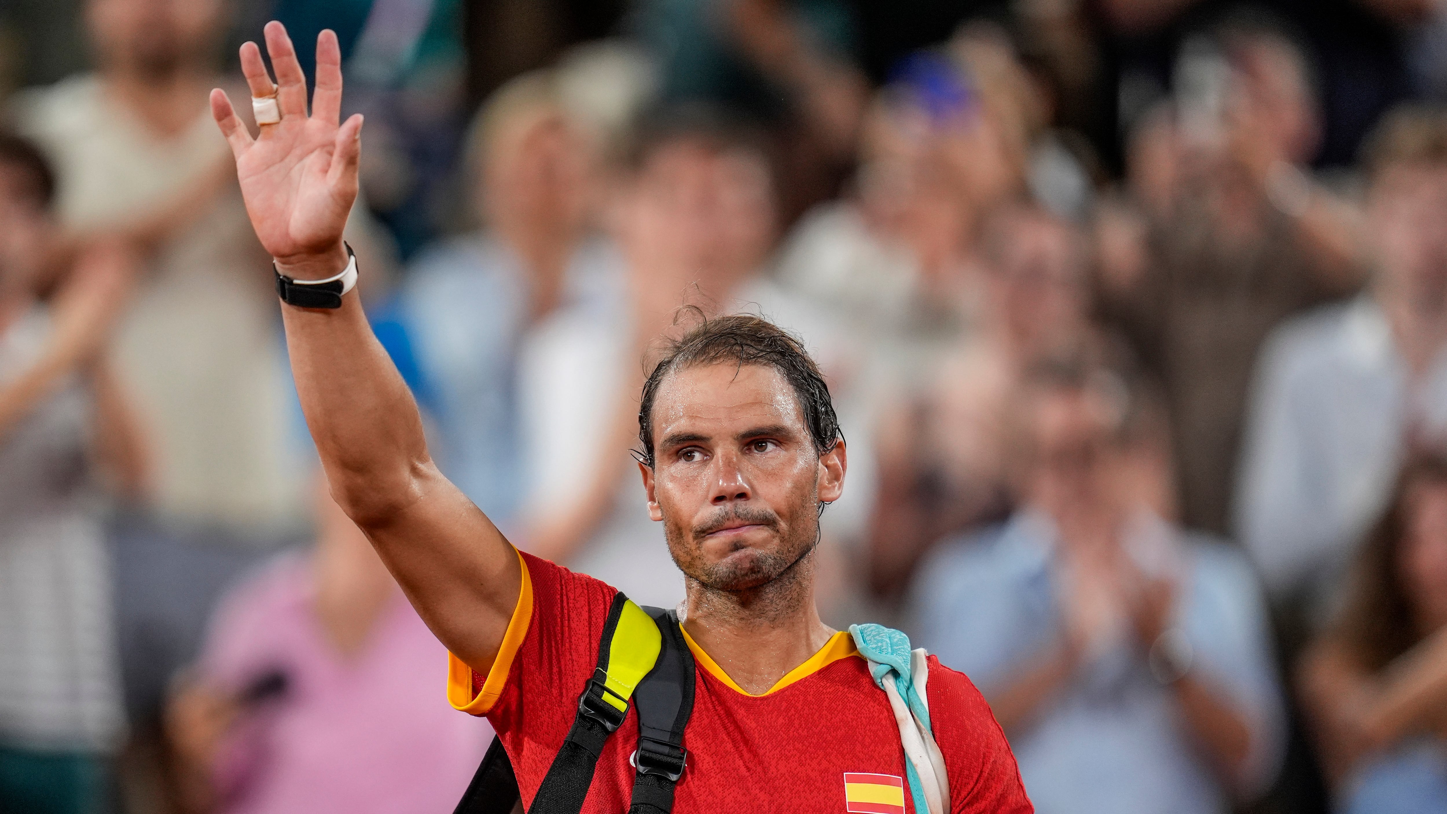 En esta imagen de archivo, el tenista español Rafael Nadal saluda tras el partido de dobles de cuartos de final del torneo olímpico, en el estadio Roland Garros, en París, el 31 de julio de 2024. (AP Foto/Manu Fernandez, archivo)