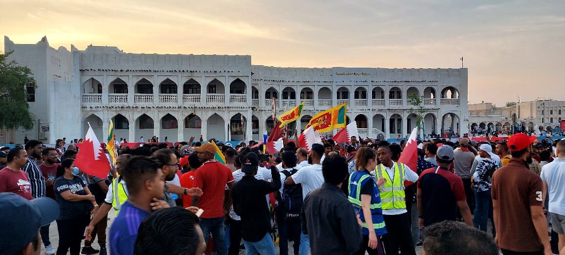 Los hinchas de Camerún realizaron un banderazo en plena plaza de Souq Waqif.