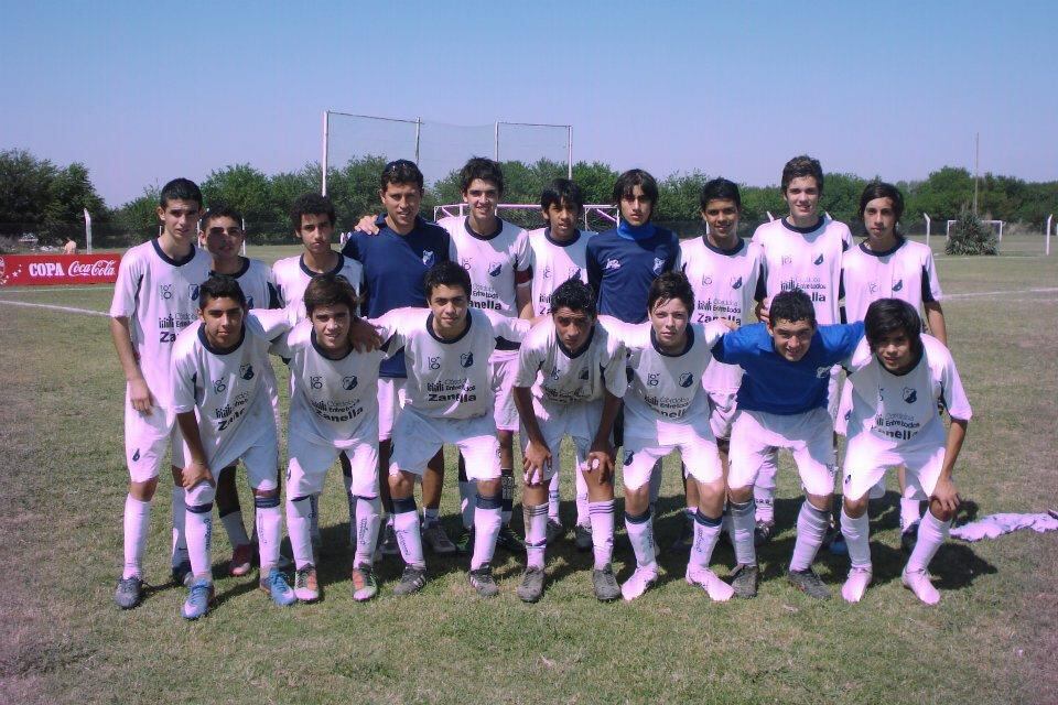 Diego Flores jugó en Las Flores, en Liga Cordobesa y luego dirigió en las inferiores de Juniors y en el interior cordobés. Más tarde, sería ayudante de Bielsa. (Gentileza Facebook Diego Flores DT).