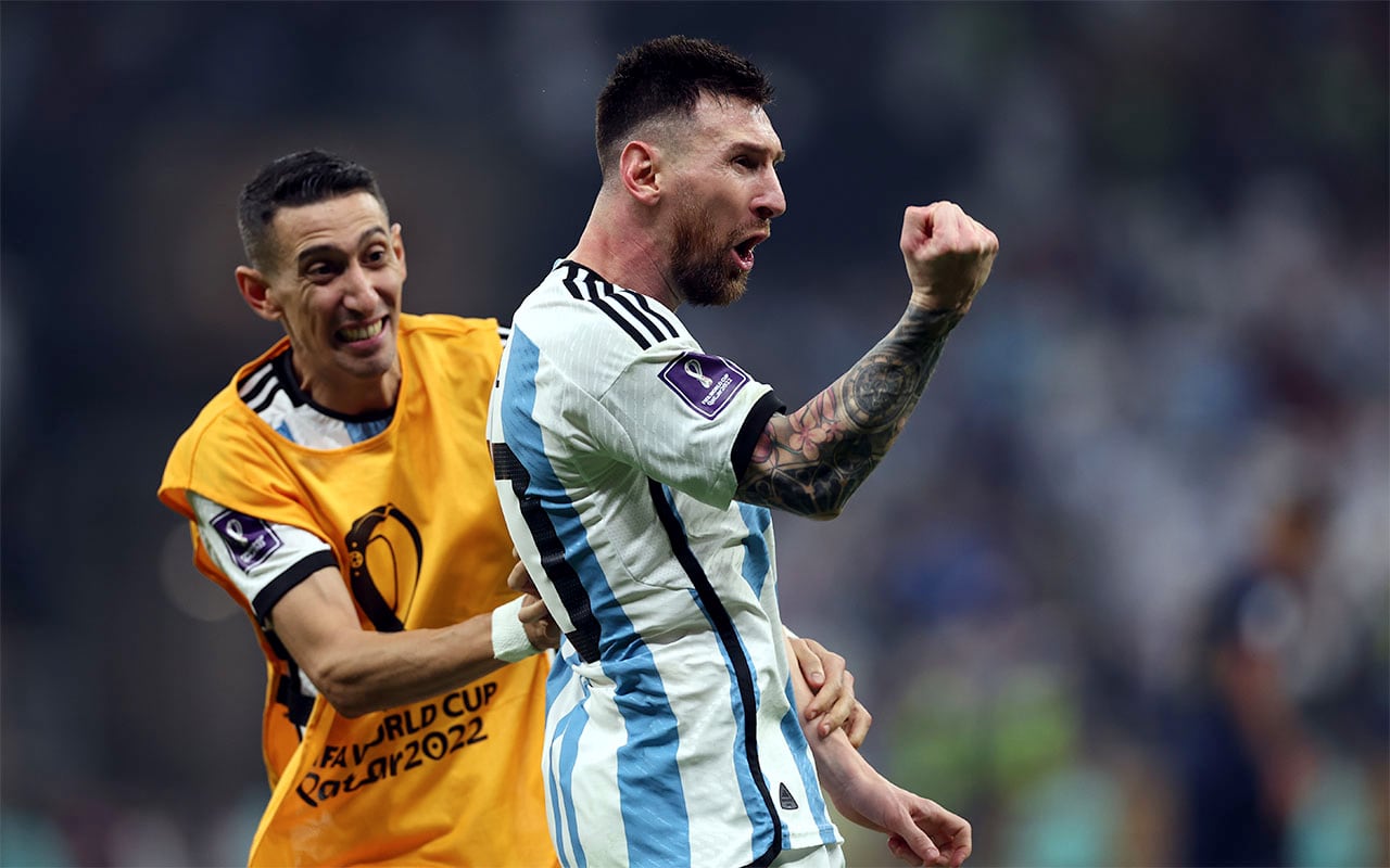 Lusail (Qatar), 18/12/2022.- Lionel Messi of Argentina celebrates with Angel Di Maria (L) after scoring the 3-2 during the FIFA World Cup 2022 Final between Argentina and France at Lusail stadium, Lusail, Qatar, 18 December 2022. (Mundial de Fútbol, Francia, Estados Unidos, Catar) EFE/EPA/Tolga Bozoglu
