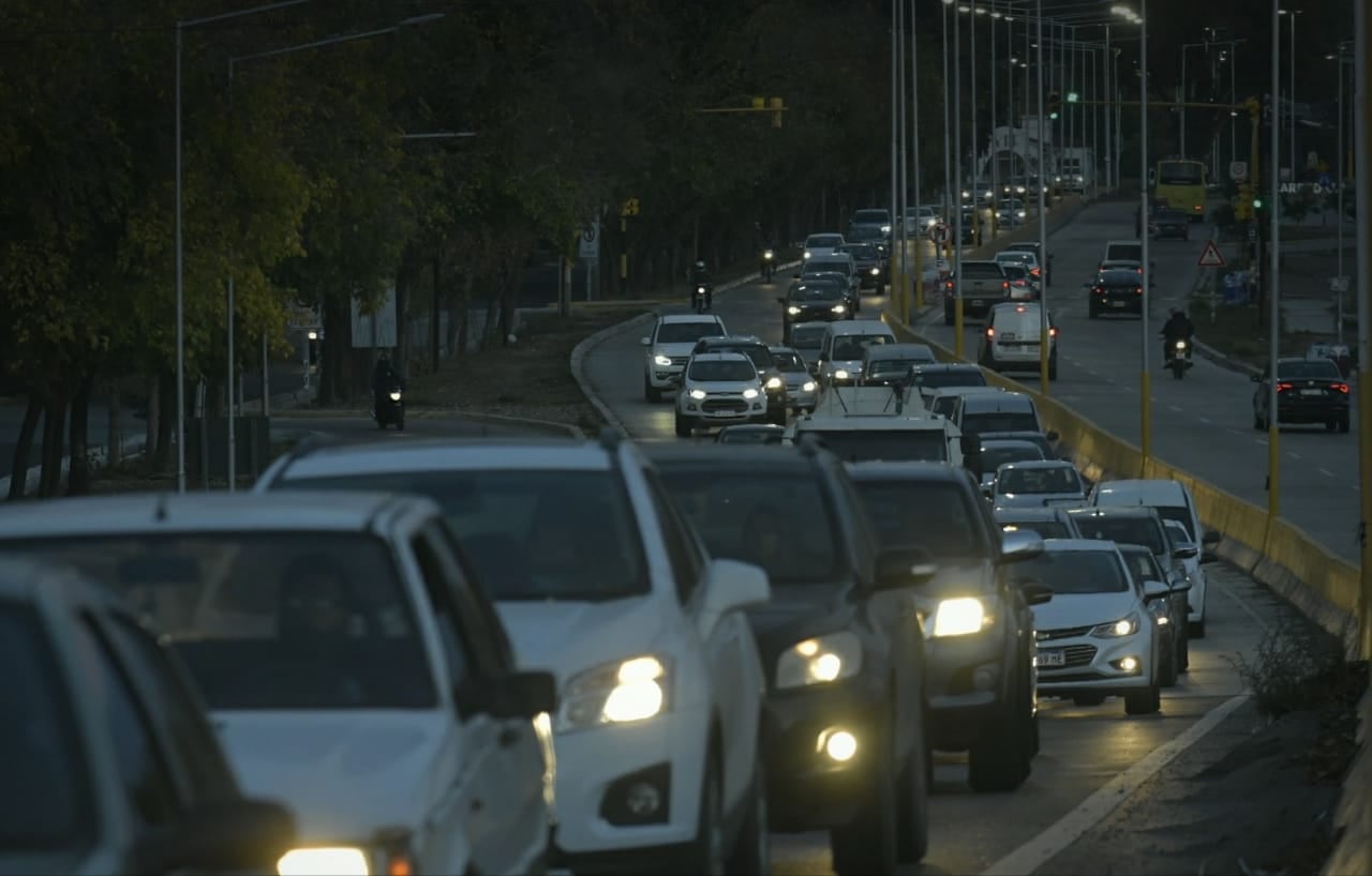 El acceso Sur quedó paralizado por el accidente. Orlando Pelichotti / Los Andes.