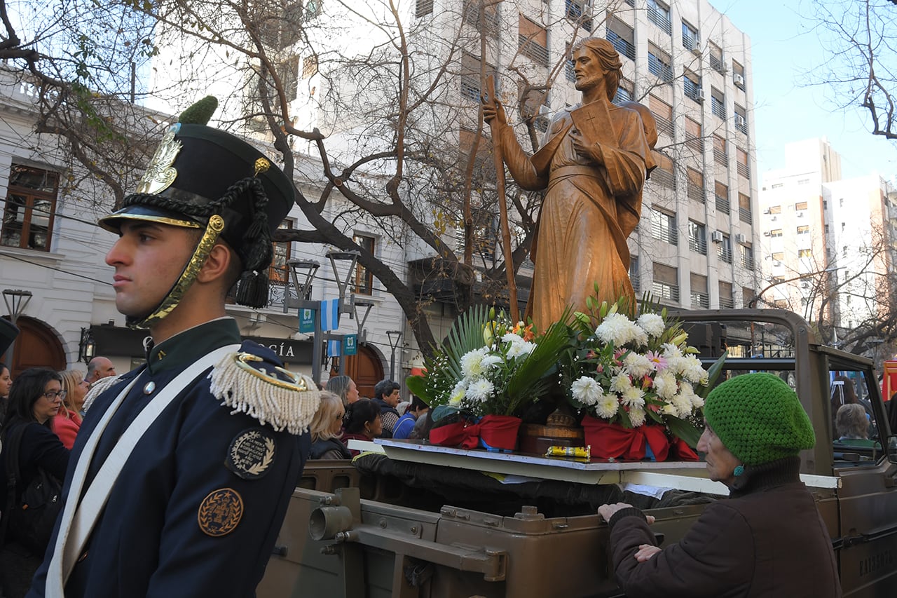 Con bailes folclóricos y y la venta de comidas típicas y paellas, se realizó la tradicional celebración por el Patrono Santiago Apóstol que finalizó con la procesión y la misa presidida por el arzobispo Marcelo Colombo. Foto: Marcelo Rolland / Los Andes