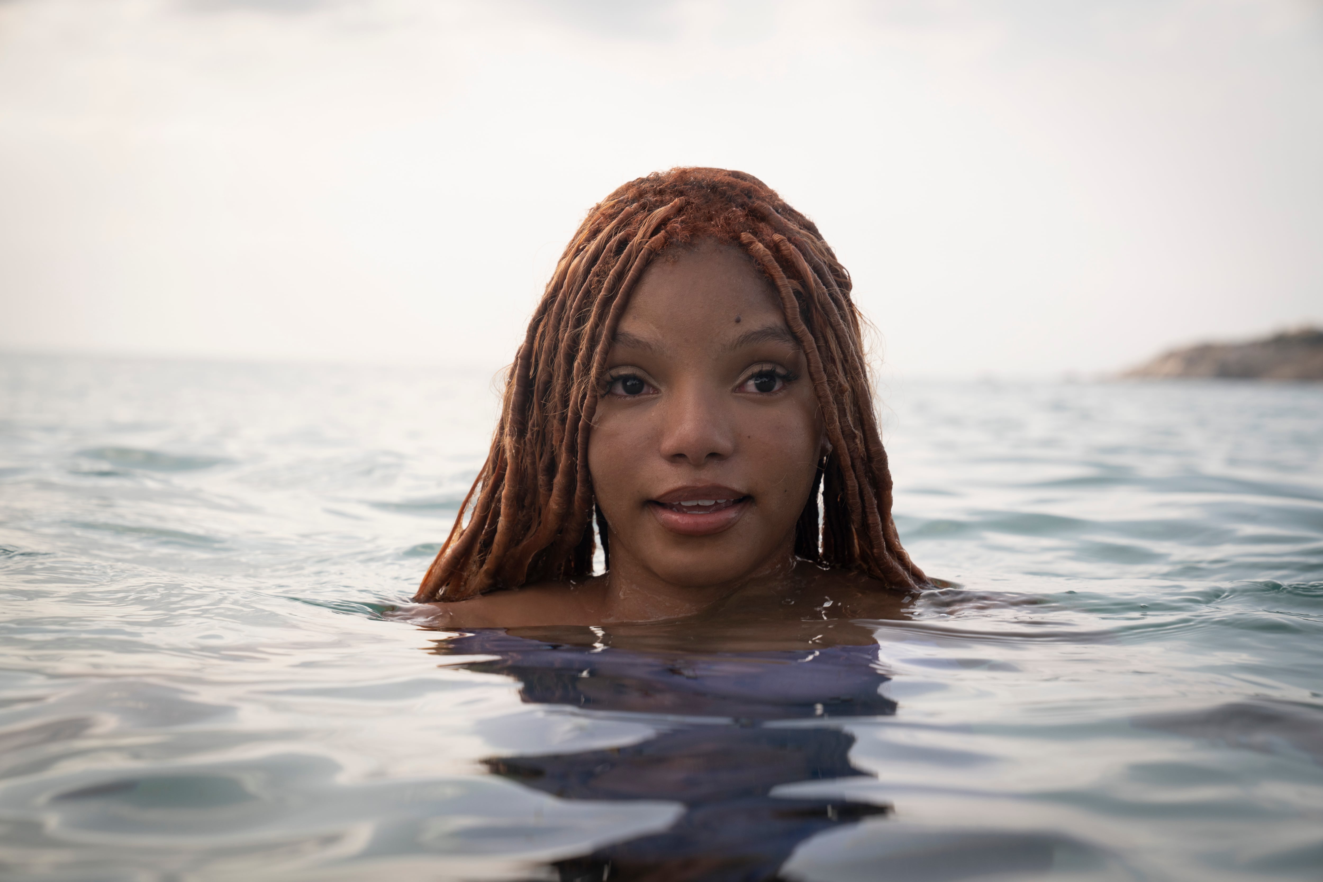 Halle Bailey como Ariel en la película de acción real La Sirenita. Photo cortesía Disney. © 2022 Disney Enterprises, Inc. Todos los Derechos Reservados