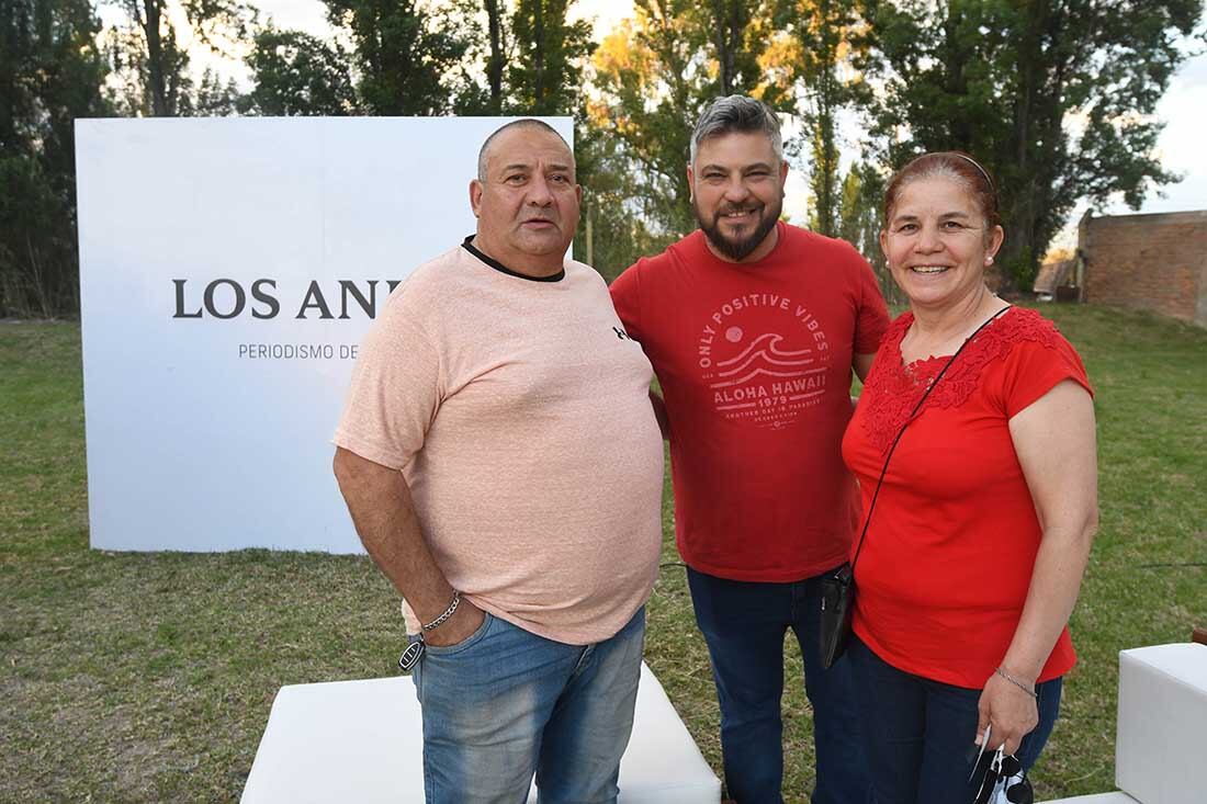 Agasajo día del canillita
En el parque de la planta impresora,Diario Los Andes agasajó a los canillitas en su día.
Franco Buttitta, Gustavo Lucero, Genoveva Oliva