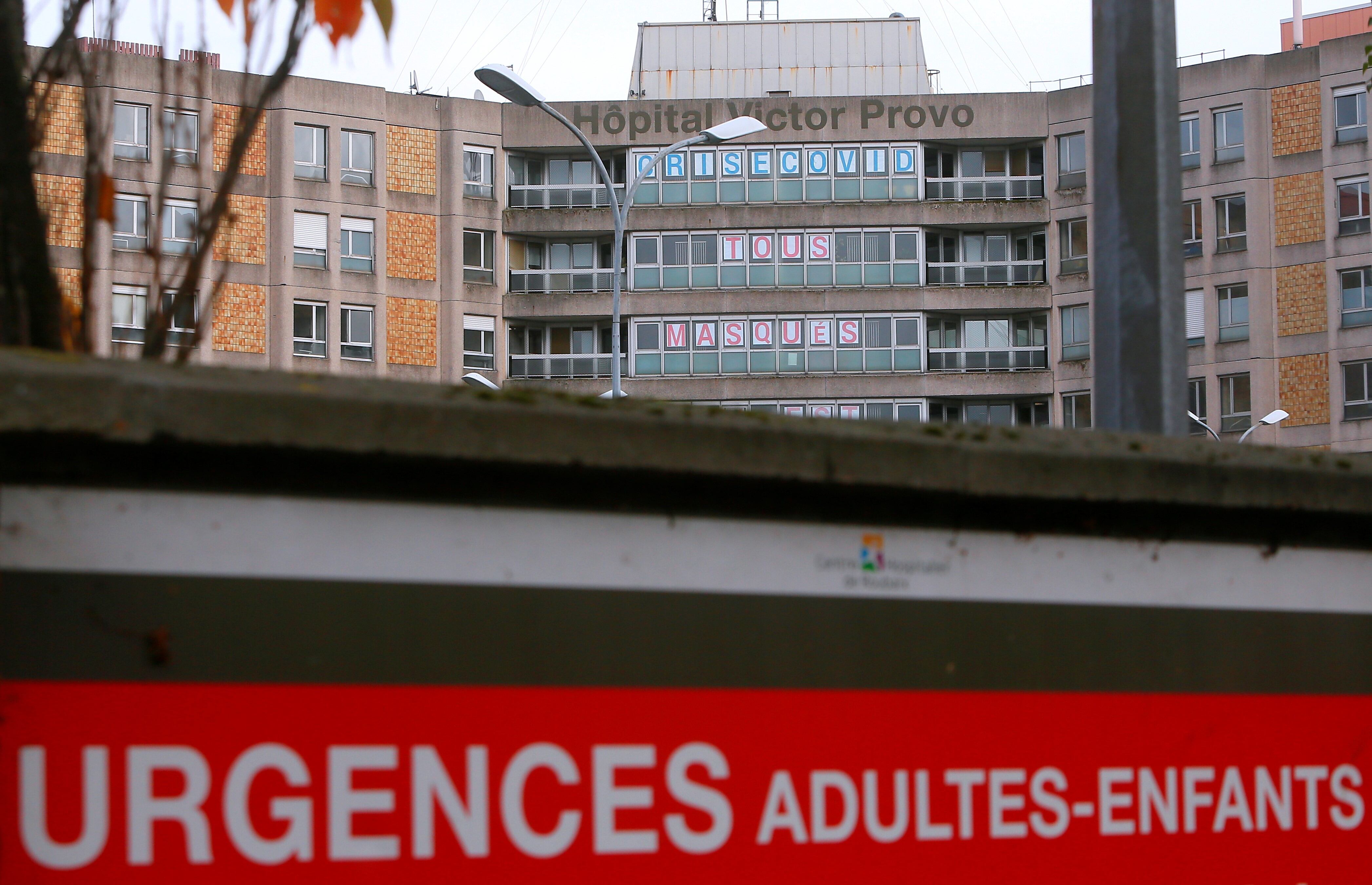 Crecieron los casos de Covid-19 en Francia y en los hospitales instan a la gente a usar tapabocas. 