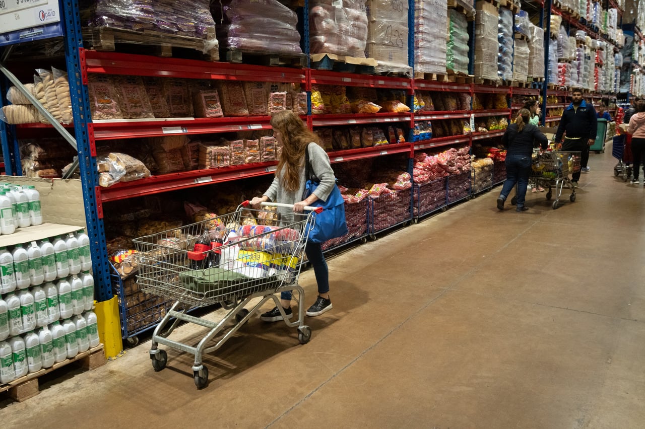 El consumo de los argentino se ha desplomado y desde los mayoristas piden al gobierno que mejore el poder de compra de la gente. Foto: Los Andes 

