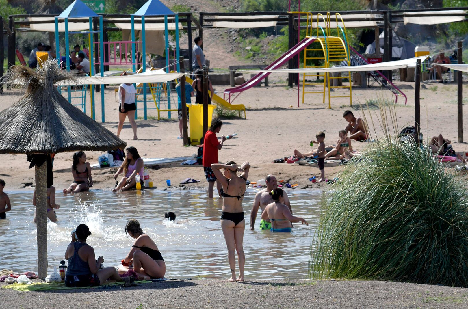 La playita de Luján, uno de los lugares predilectos para hacer frente al calor - Foto: Orlando Pelichotti / Los Andes