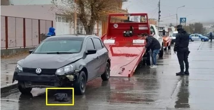 Imágen del vehículo VW Gol Trend que conducía Isaac Robles de 42 años. Las pertenencias de Casas quedaron tiradas en la calzada. Foto: Tamara Moreno / La Opinión Austral.