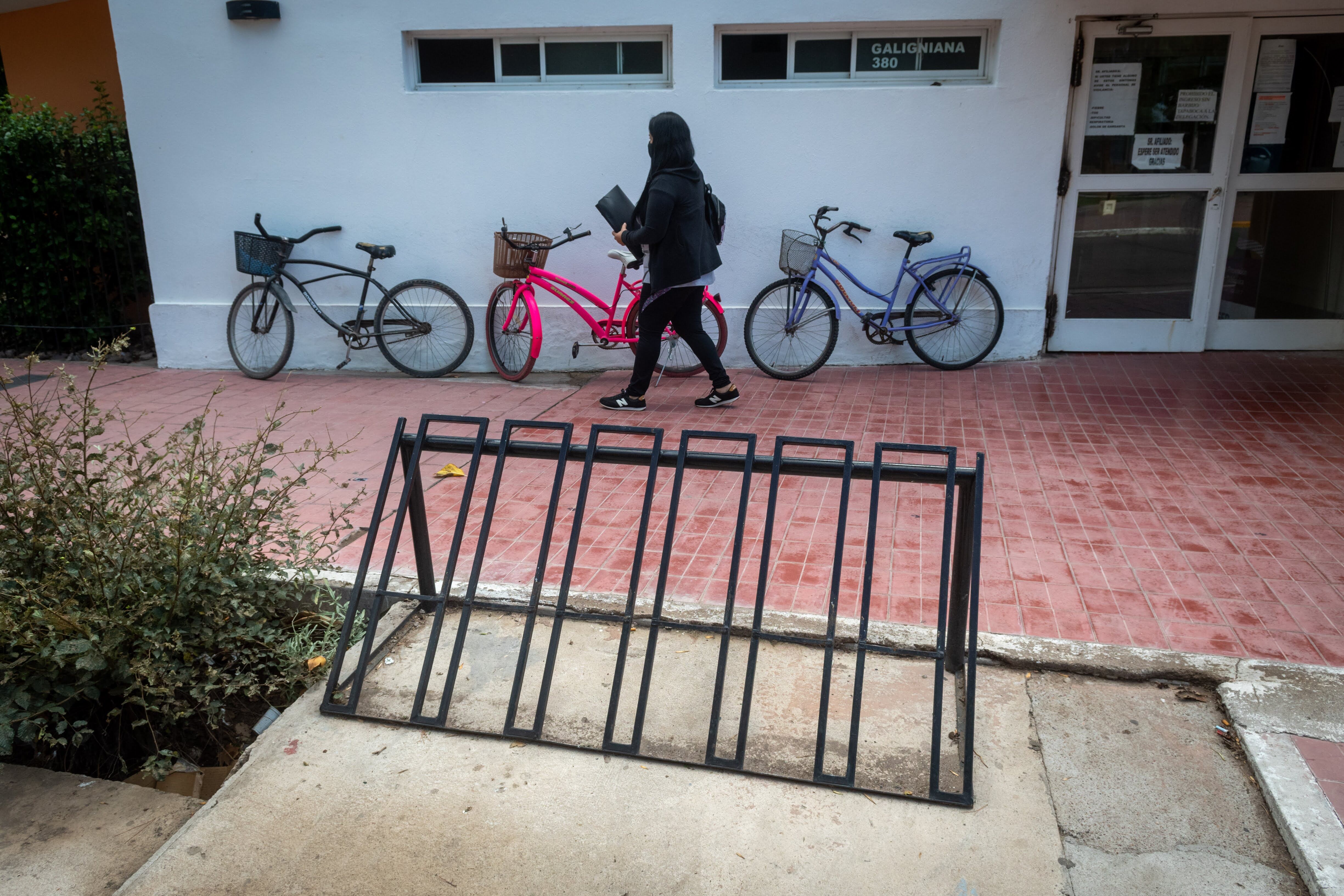 En la puerta de los comercios, las bicicletas reposan apoyadas contra la pared mientras sus dueños están en el interior.