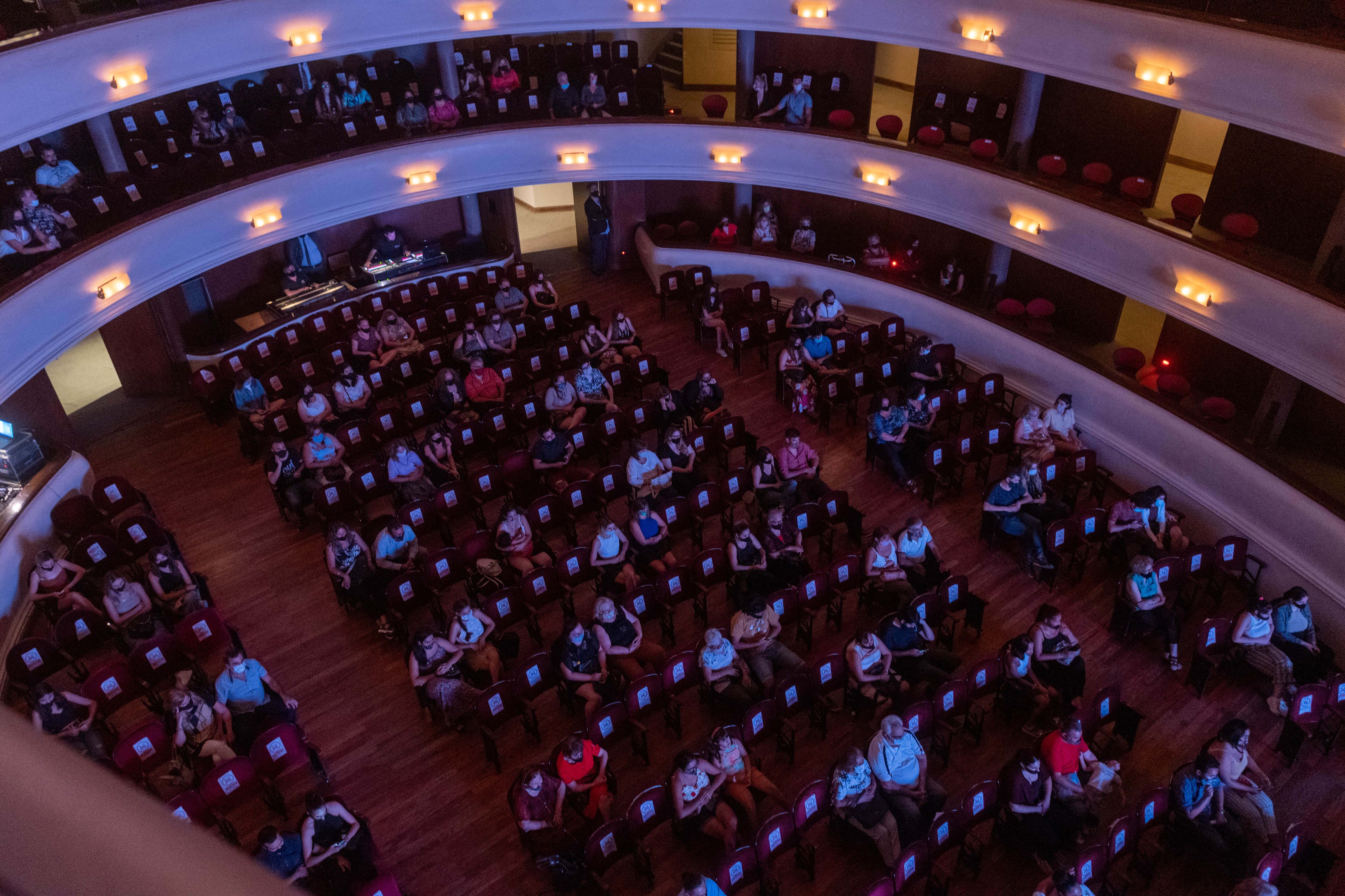 En 2021 las salas de la provincia estuvieron ofreciendo sus espectáculos con aforo reducido. Aquí, una postal de la Vendimia en el Teatro Independencia.

Foto: Ignacio Blanco / Los Andes  