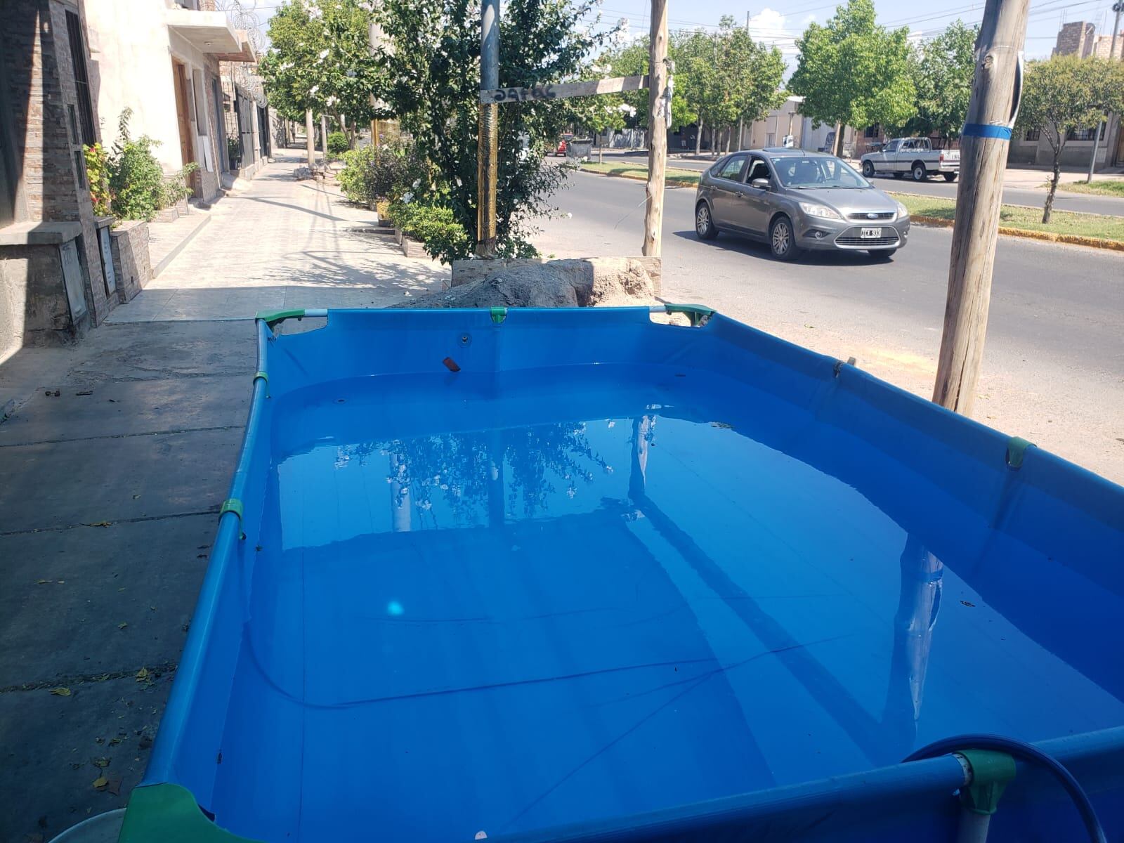 Piletas en veredas y hasta en la calle para afrontar la ola de calor