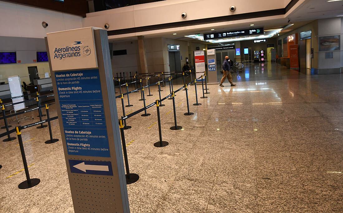 El Aeropuerto Francisco Gabrielli, totalmente vacío. La provincia de Mendoza perdió casi 200 conexiones aéreas durante la pandemia. - 