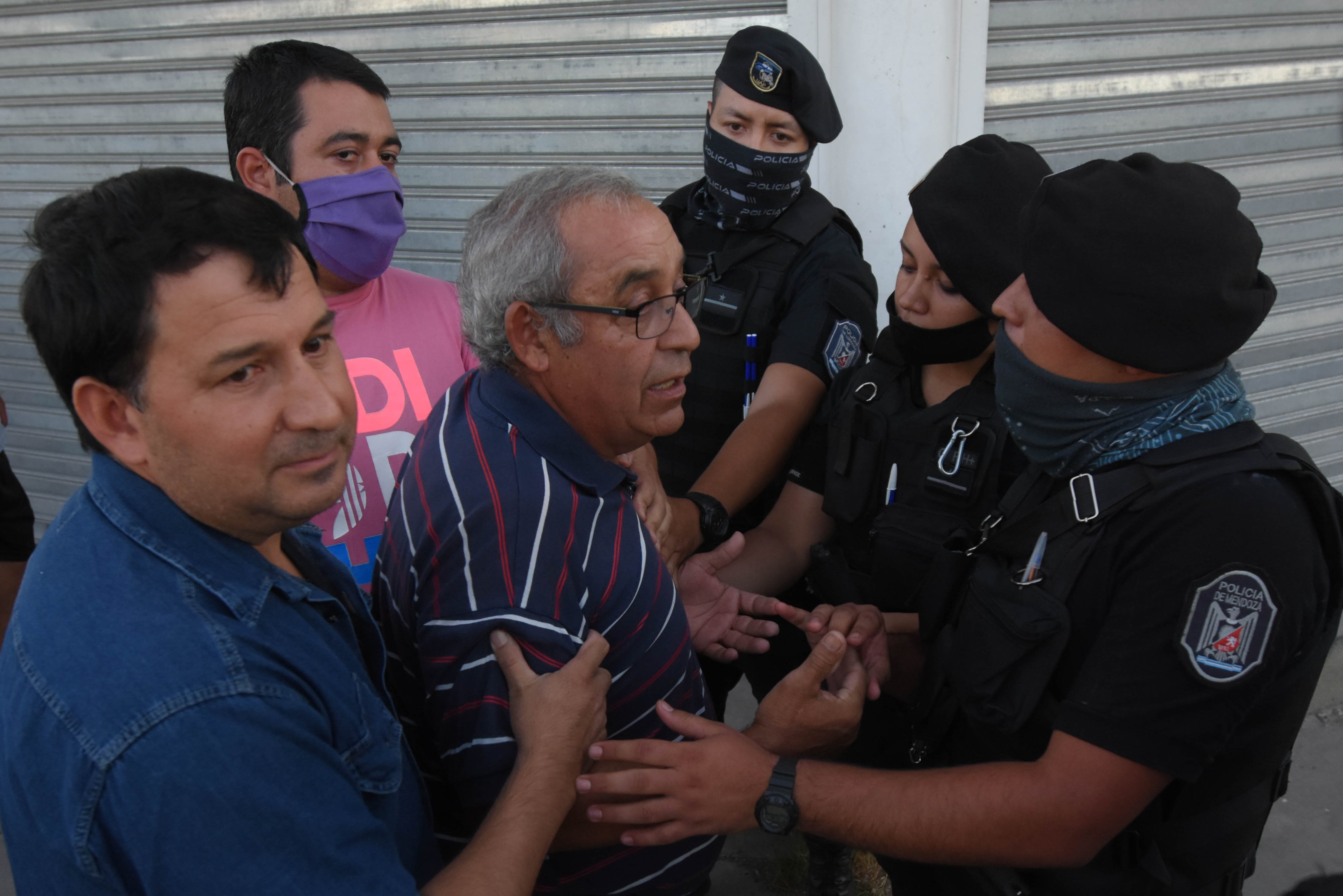 El abuelo de la niña desaparecida pide a los uniformados que lo dejen pasar a la zona donde están trabajando  científica.