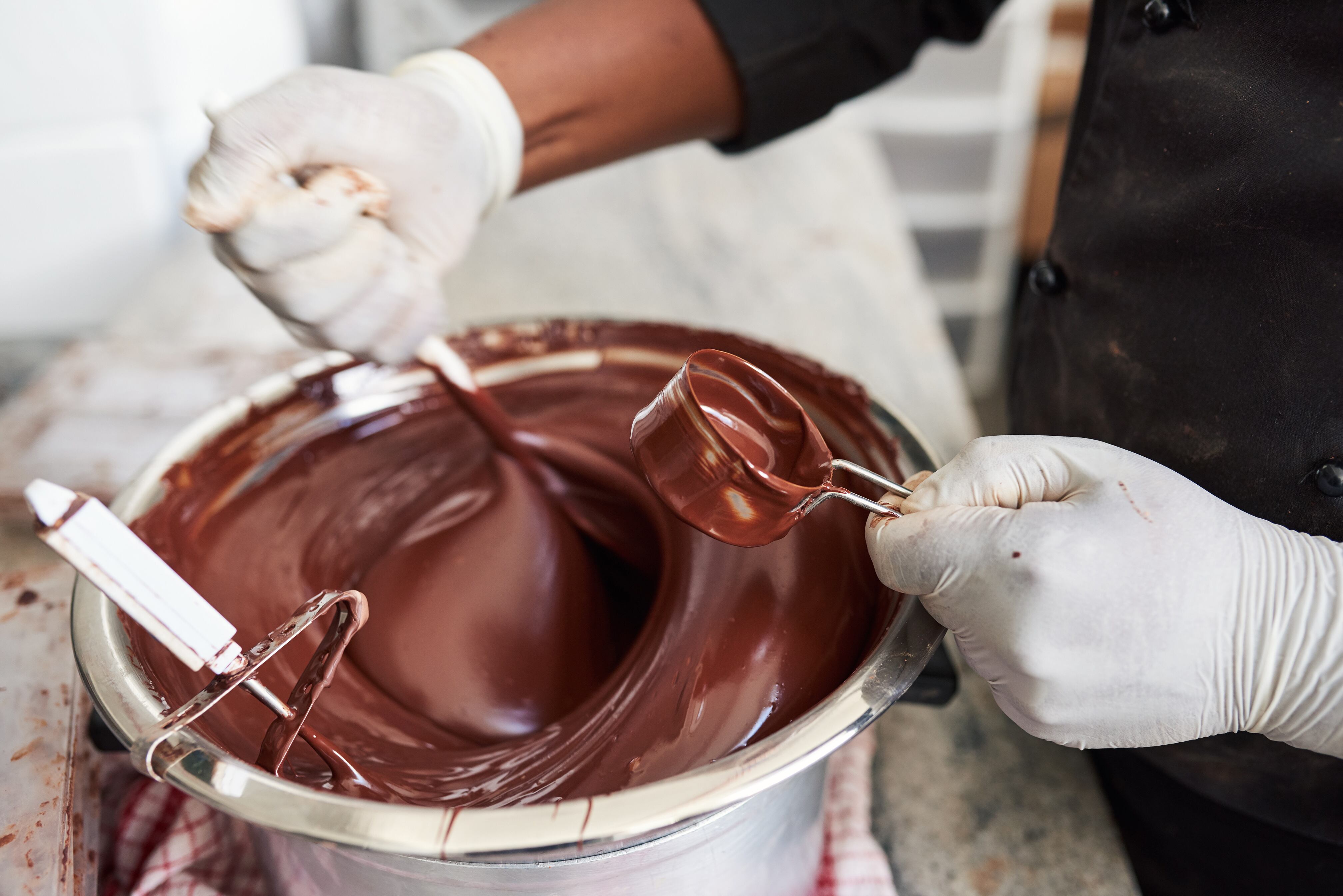 El chocolate negro, producto de la semilla de cacao.