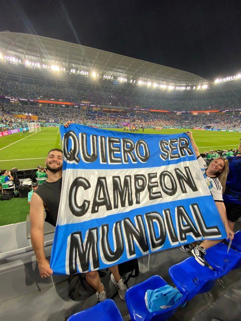 Aixa y Lucas con la bandera que armaron para alentar a la Selección.