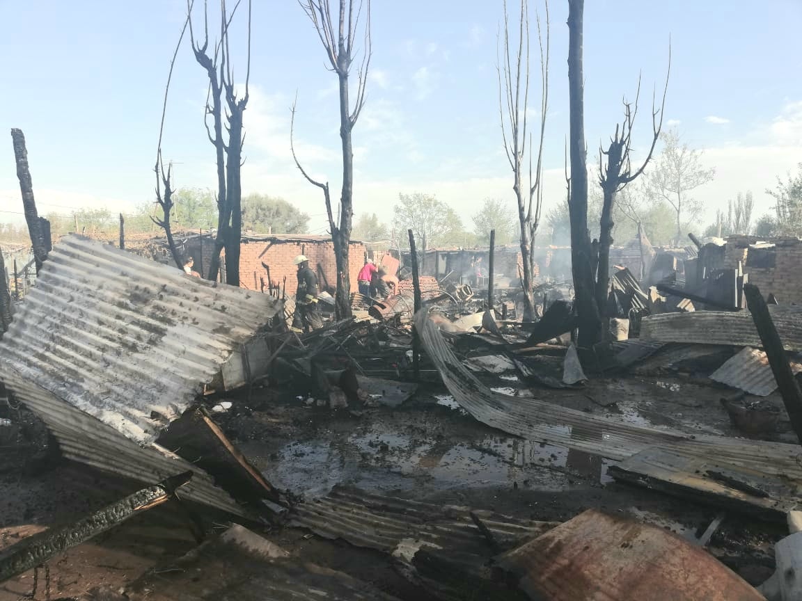 Ocho viviendas fueron destruidas por un incendio.