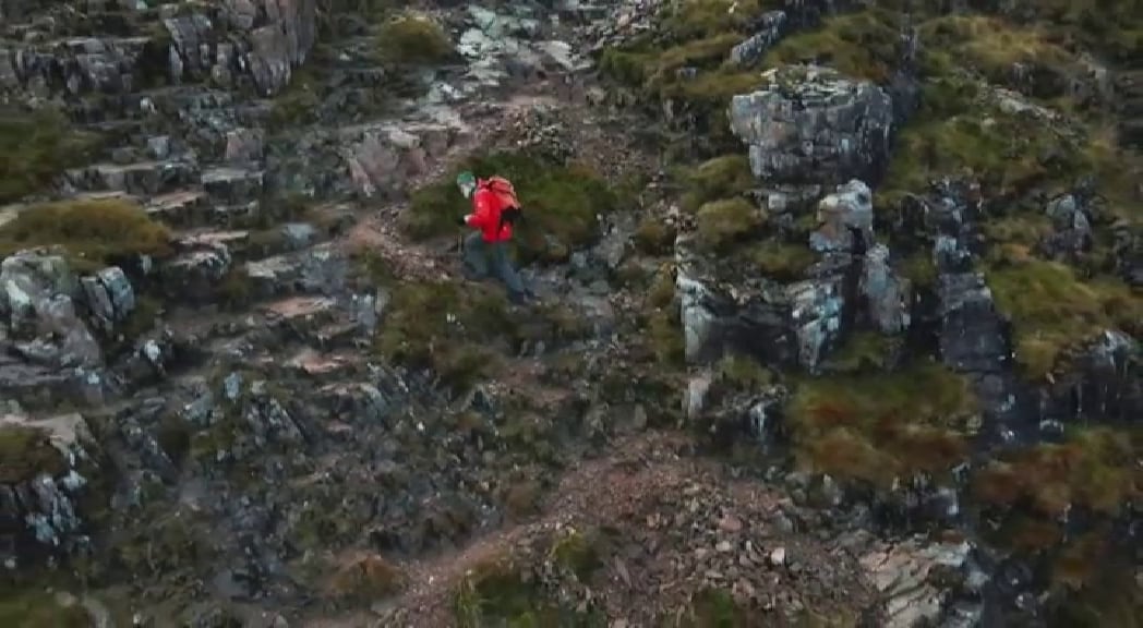 El hombre decidió escalar los más de 900 metros de altura de los 282 muros escoceses.