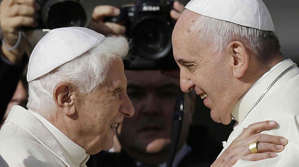 PAPA. Saludó a Benedicto XVI y habló de los ancianos (AP).